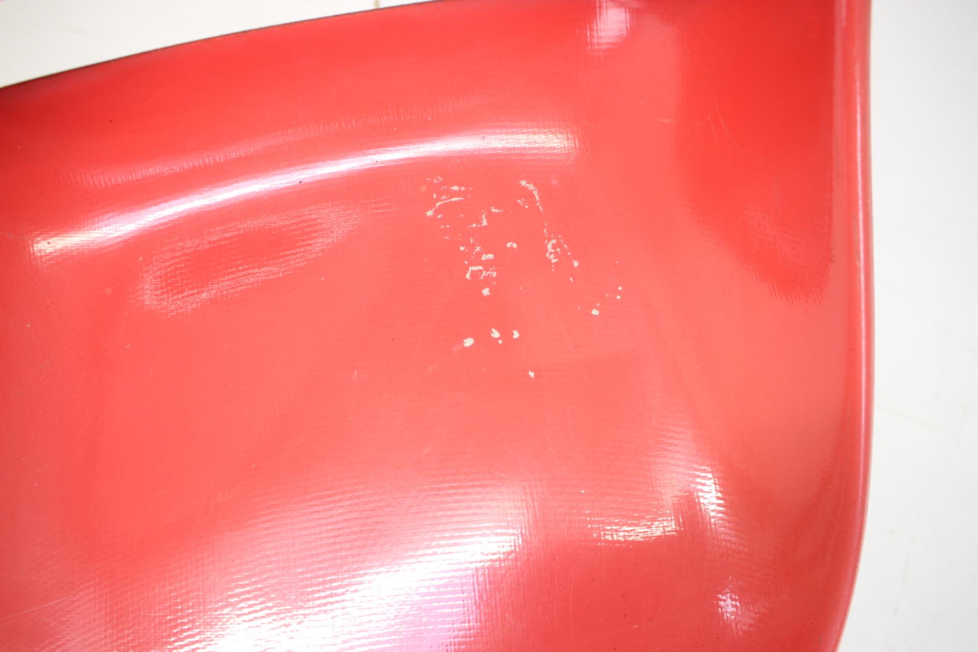 Tchèque Chaises de salle à manger en fibre de verre design rouge du milieu du siècle par M.Navratil, années 1960 en vente