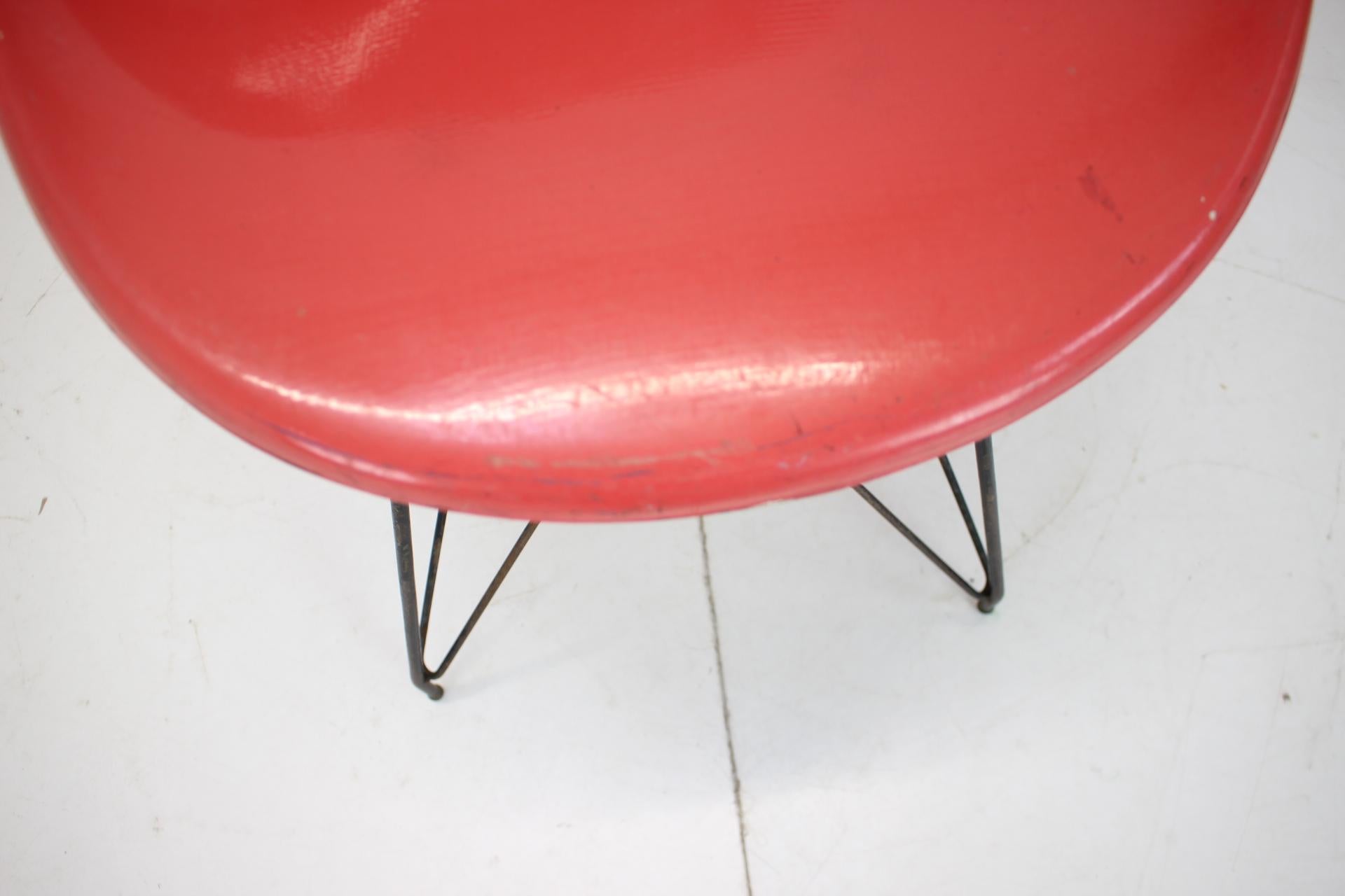 Midcentury Red Design Fiberglass Dining Chairs by M.Navratil, 1960s In Good Condition For Sale In Praha, CZ