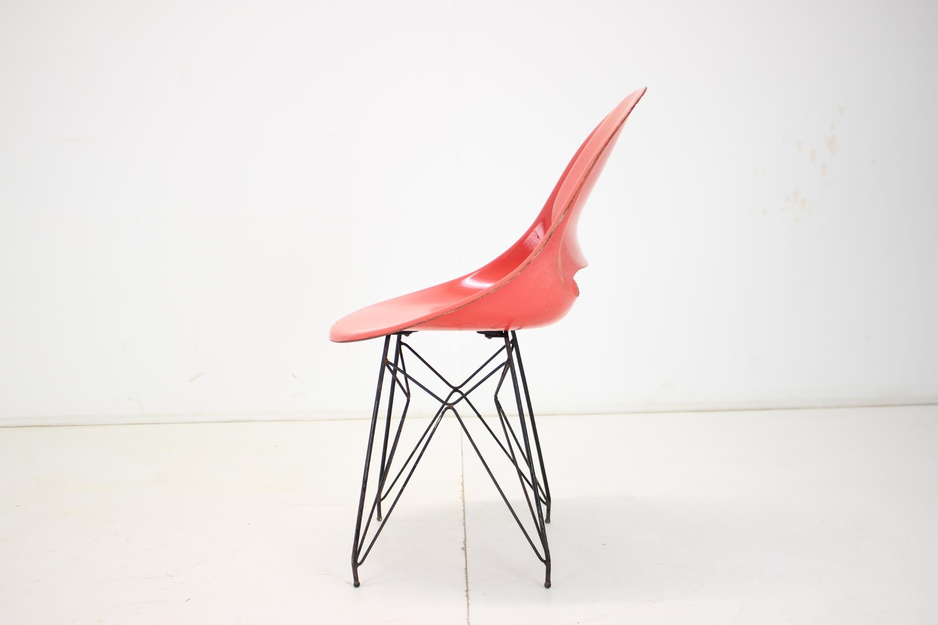 Fibre de verre Chaises de salle à manger en fibre de verre design rouge du milieu du siècle par M.Navratil, années 1960 en vente