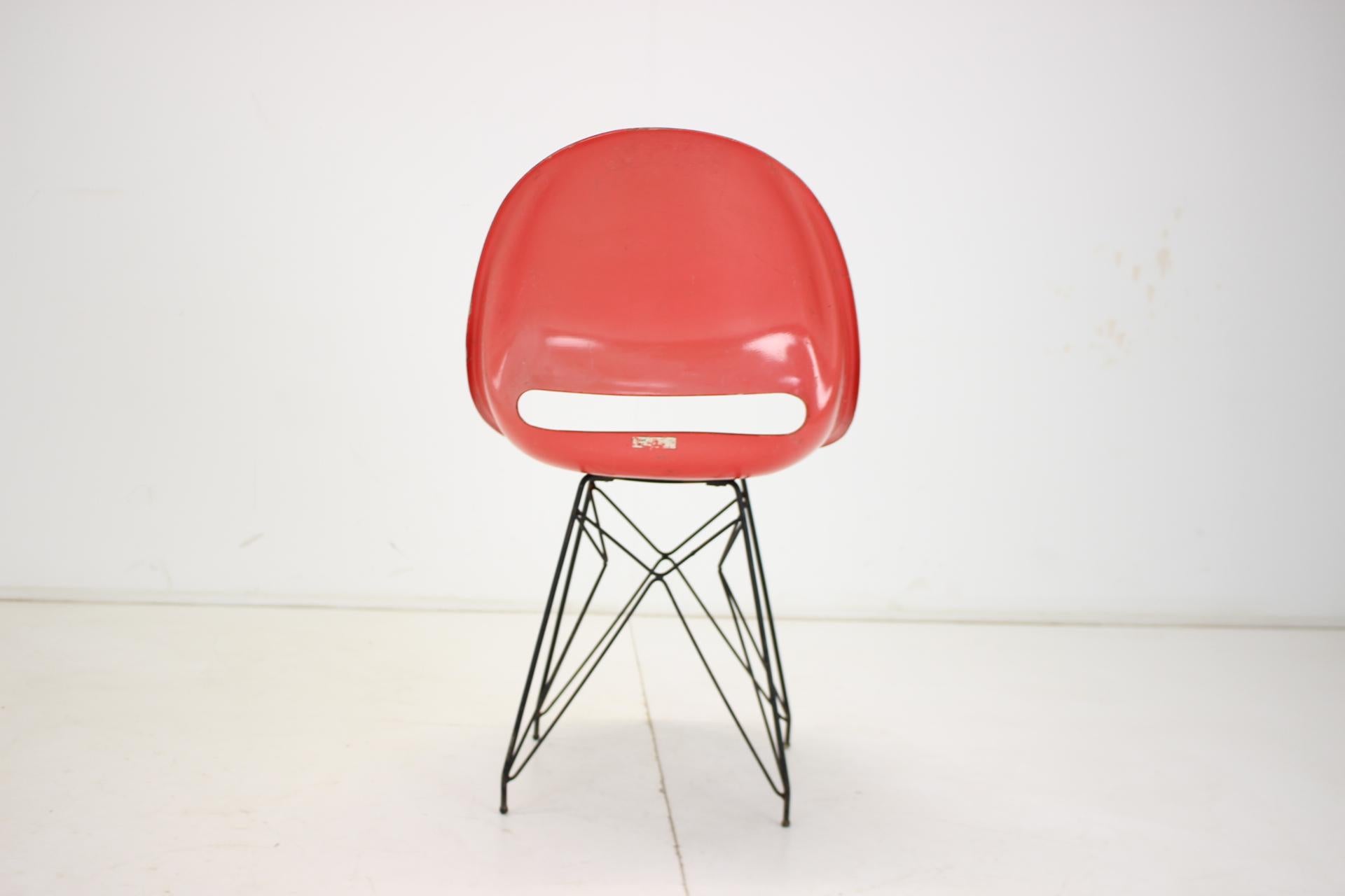 Chaises de salle à manger en fibre de verre design rouge du milieu du siècle par M.Navratil, années 1960 en vente 1