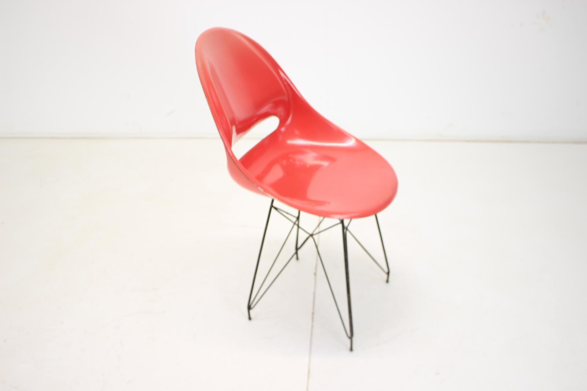 Chaises de salle à manger en fibre de verre design rouge du milieu du siècle par M.Navratil, années 1960 en vente 2