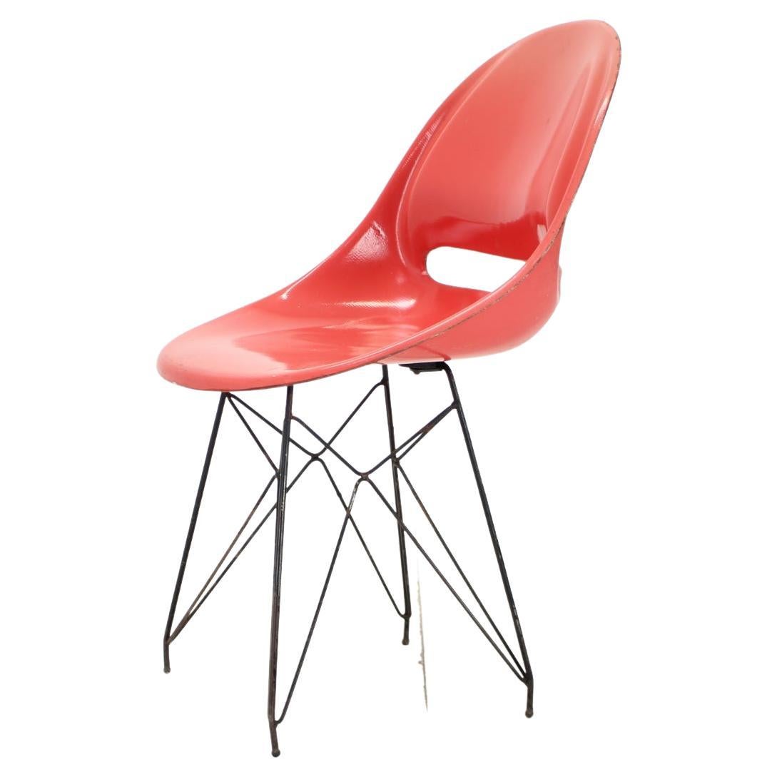 Chaises de salle à manger en fibre de verre design rouge du milieu du siècle par M.Navratil, années 1960 en vente