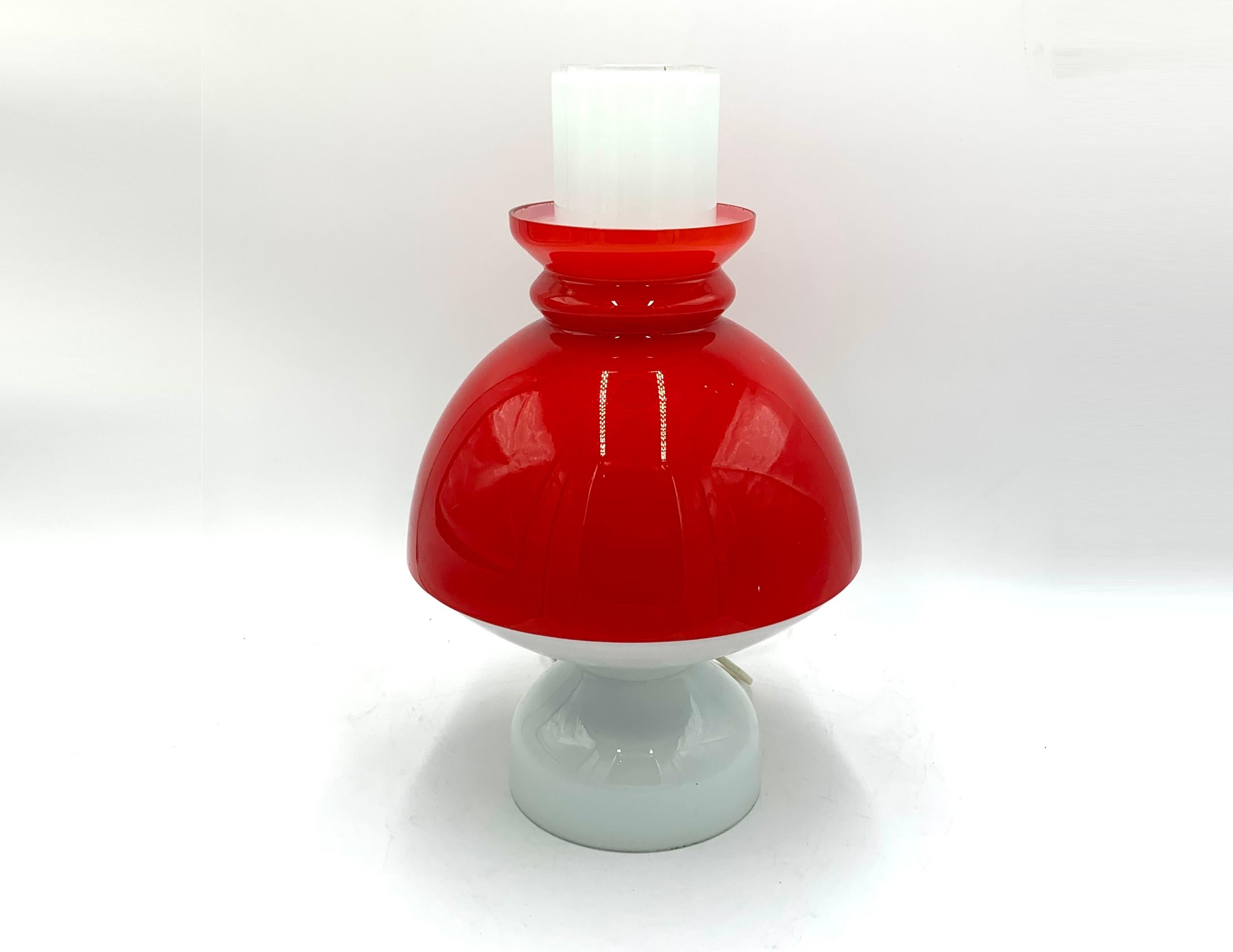 Midcentury Red Glass Table Lamp, Czech Republic, 1960s In Good Condition For Sale In Chorzów, PL