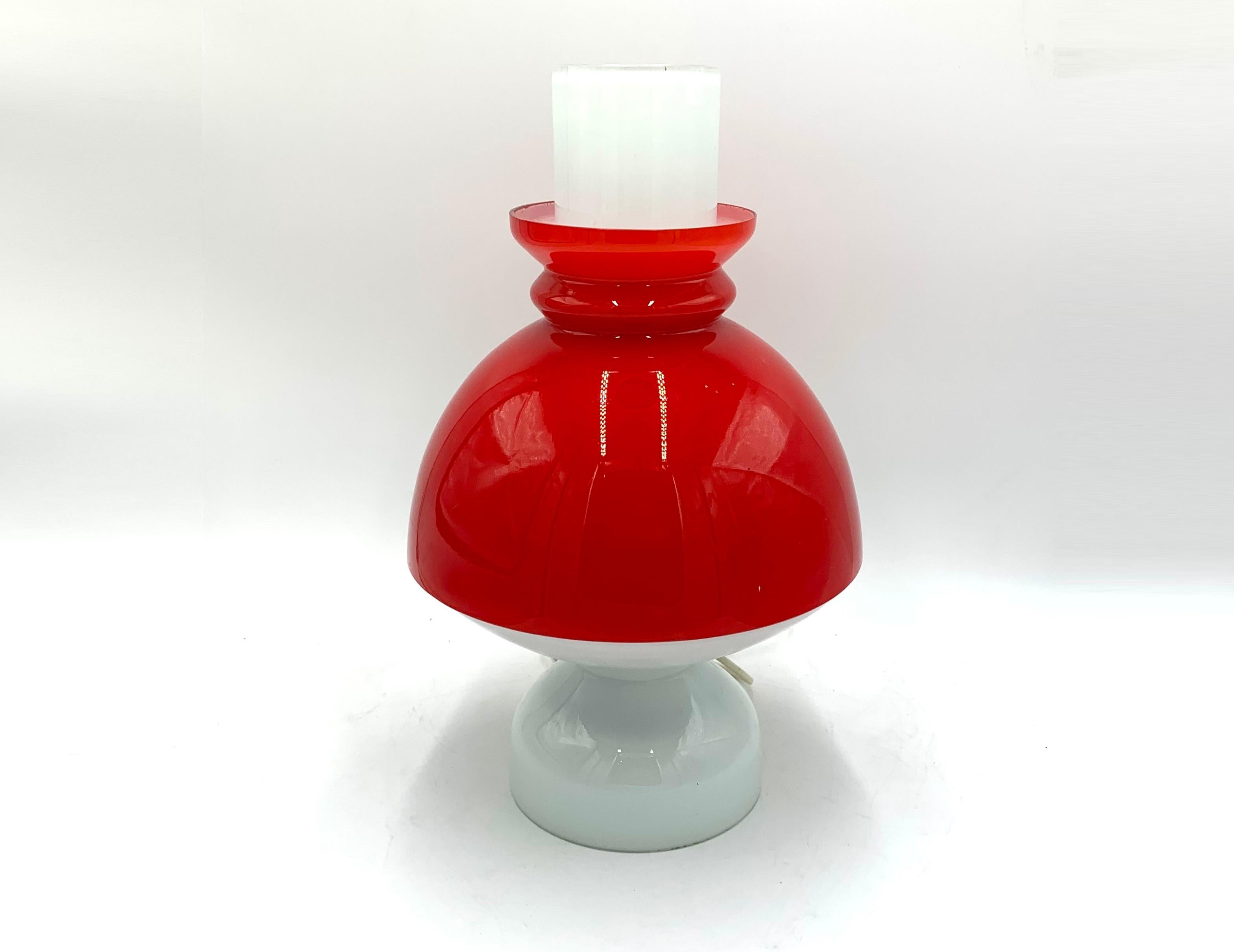 Tchèque Lampe de bureau en verre rouge du milieu du siècle dernier, République tchèque, années 1960 en vente