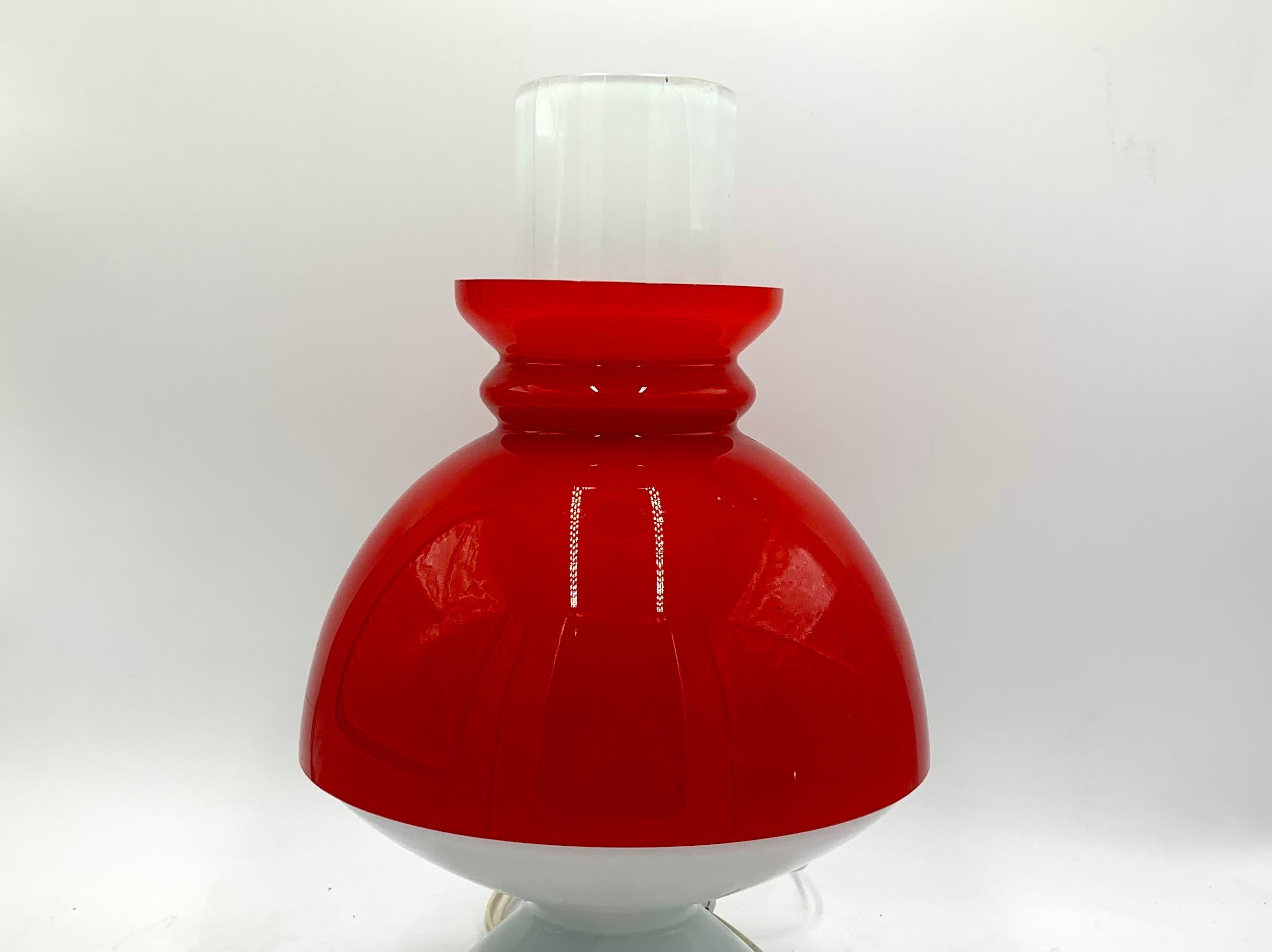 Verre Lampe de bureau en verre rouge du milieu du siècle dernier, République tchèque, années 1960 en vente