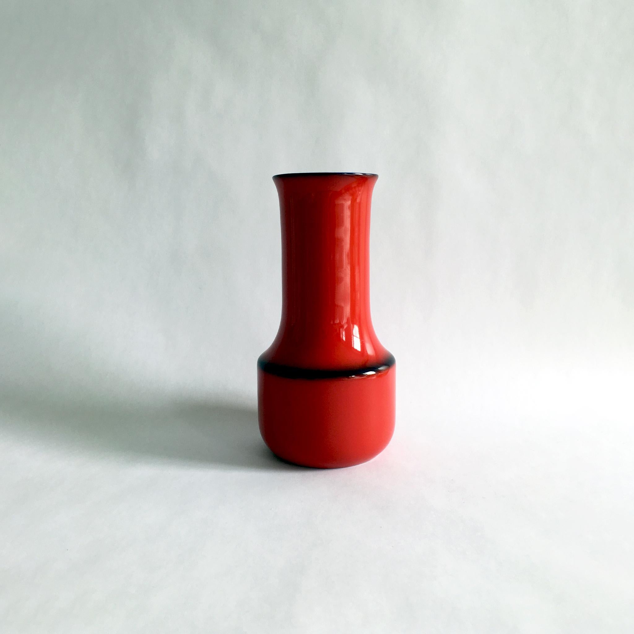 Beautiful cherry red midcentury Schonwald porcelain vase, style 112.

Measures: H 6.3