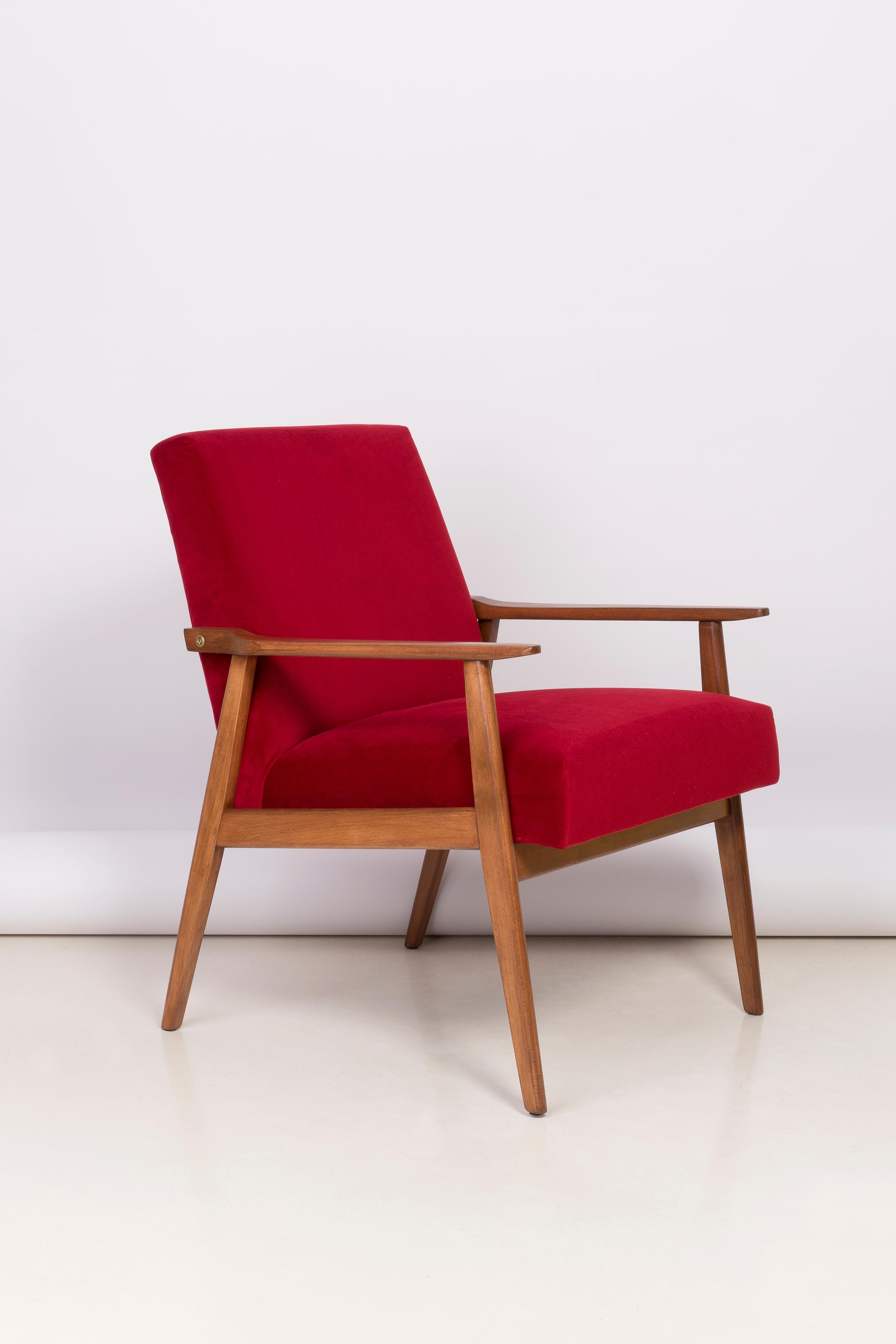 Un beau fauteuil restauré, conçu par Henryk Lis. Meubles après une rénovation complète de la menuiserie et de la tapisserie. Le tissu, qui est recouvert d'un dossier et d'une assise, est un revêtement en velours rouge de haute qualité (couleur