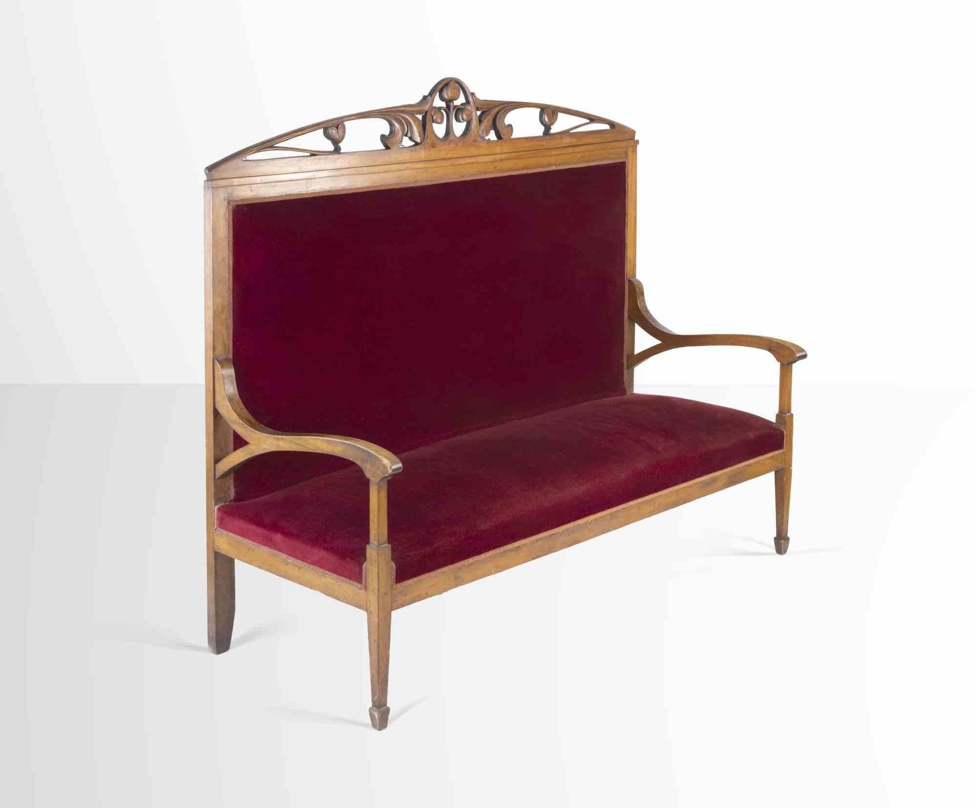 El sofá de terciopelo rojo es un artículo de diseño realizado en Italia a mediados del siglo XX.

 Un precioso sofá vintage de madera y terciopelo rojo.

¡Colecciona una pieza única!
