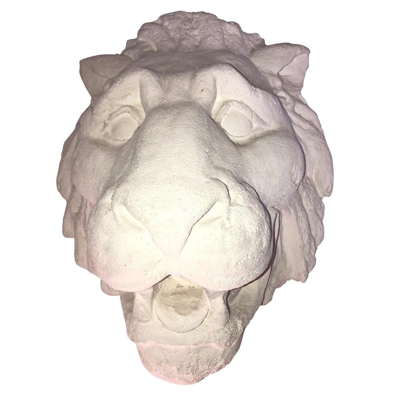 Reproduction d'une tête de lion en plâtre suspendue, datant du milieu du siècle.