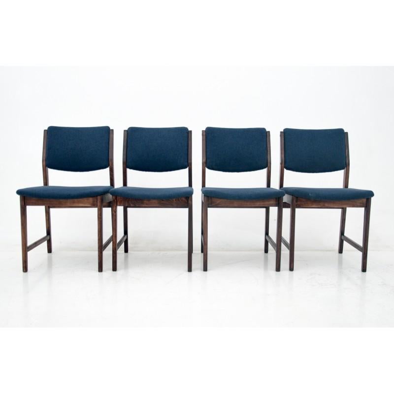 Set of 4 chairs made of walnut wood, upholstered with a new dark blue fabric. Chairs come from Poland, from circa 1960s.
Perfect condition after wood renovation.
Stabile and comfortable.