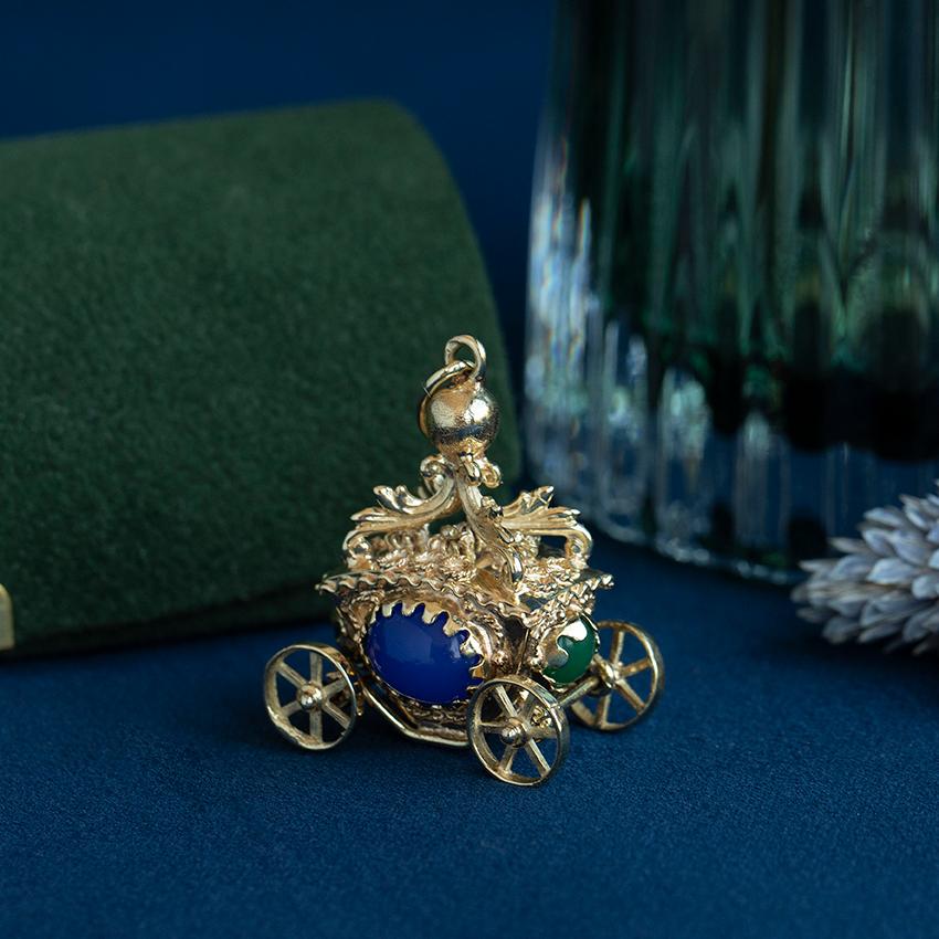 Dieser lustige und fabelhafte Anhänger war ursprünglich ein Charme für ein Bettelarmband! In den 1950er Jahren waren die Armbänder groß und kühn, mit figuralen und mit Edelsteinen besetzten Charms. Dieser Charme stellt eine Kutsche dar, die mit