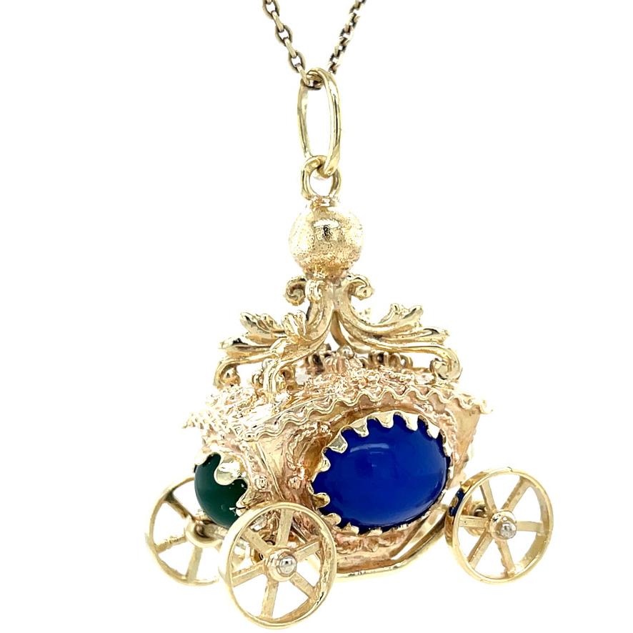 Goldener Kutschen-Charme aus der Jahrhundertmitte mit Chalcedon-Edelsteinen und gelenkigen Rädern (Retro) im Angebot