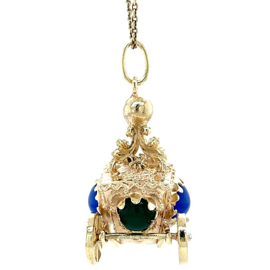 Goldener Kutschen-Charme aus der Jahrhundertmitte mit Chalcedon-Edelsteinen und gelenkigen Rädern (Cabochon) im Angebot