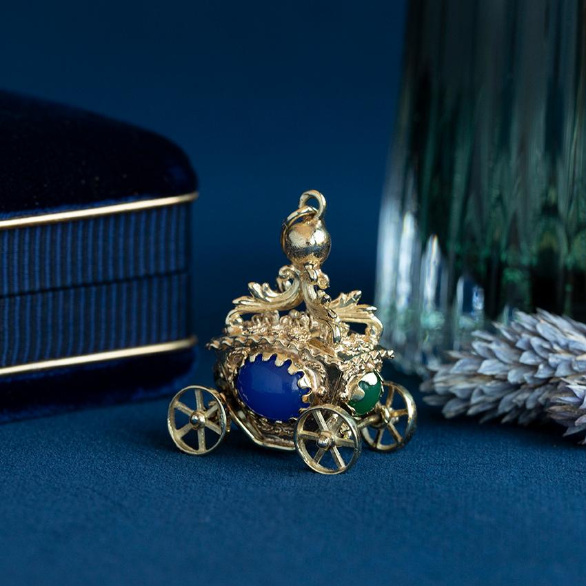 Goldener Kutschen-Charme aus der Jahrhundertmitte mit Chalcedon-Edelsteinen und gelenkigen Rädern im Angebot 1