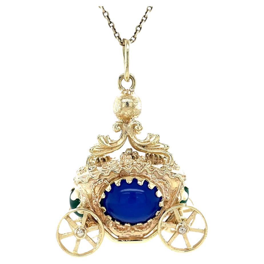 Goldener Kutschen-Charme aus der Jahrhundertmitte mit Chalcedon-Edelsteinen und gelenkigen Rädern im Angebot