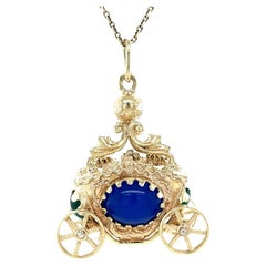 Goldener Kutschen-Charme aus der Jahrhundertmitte mit Chalcedon-Edelsteinen und gelenkigen Rädern