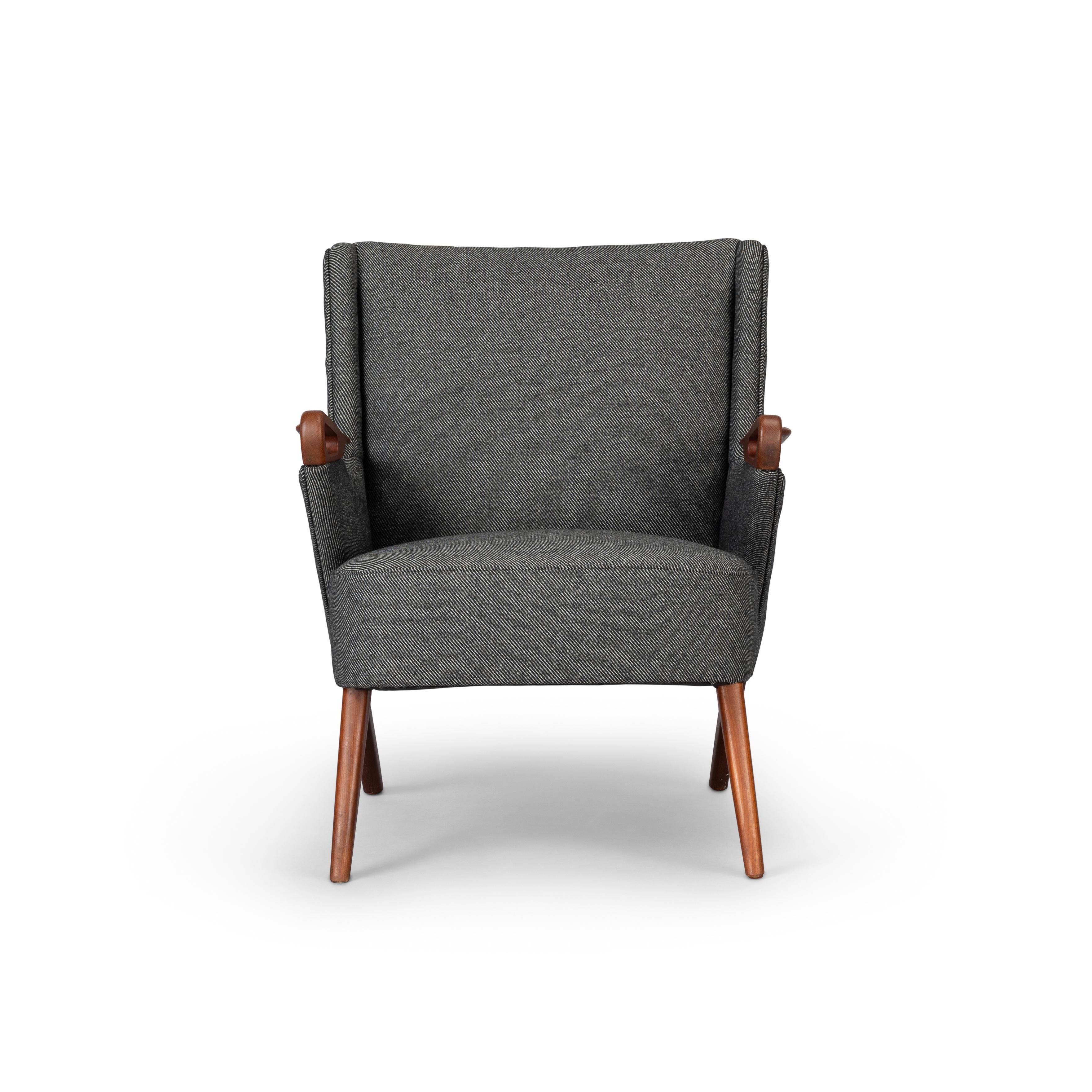 Midcentury designer lounge chair by Chresten Findahl Brodersen. This lounge chair was made under design No. CFB52 in the Findahl Møbelfabrik in the mid-1950s (Denmark). This is as pure as midcentury quality in chair form gets, beautiful lines and