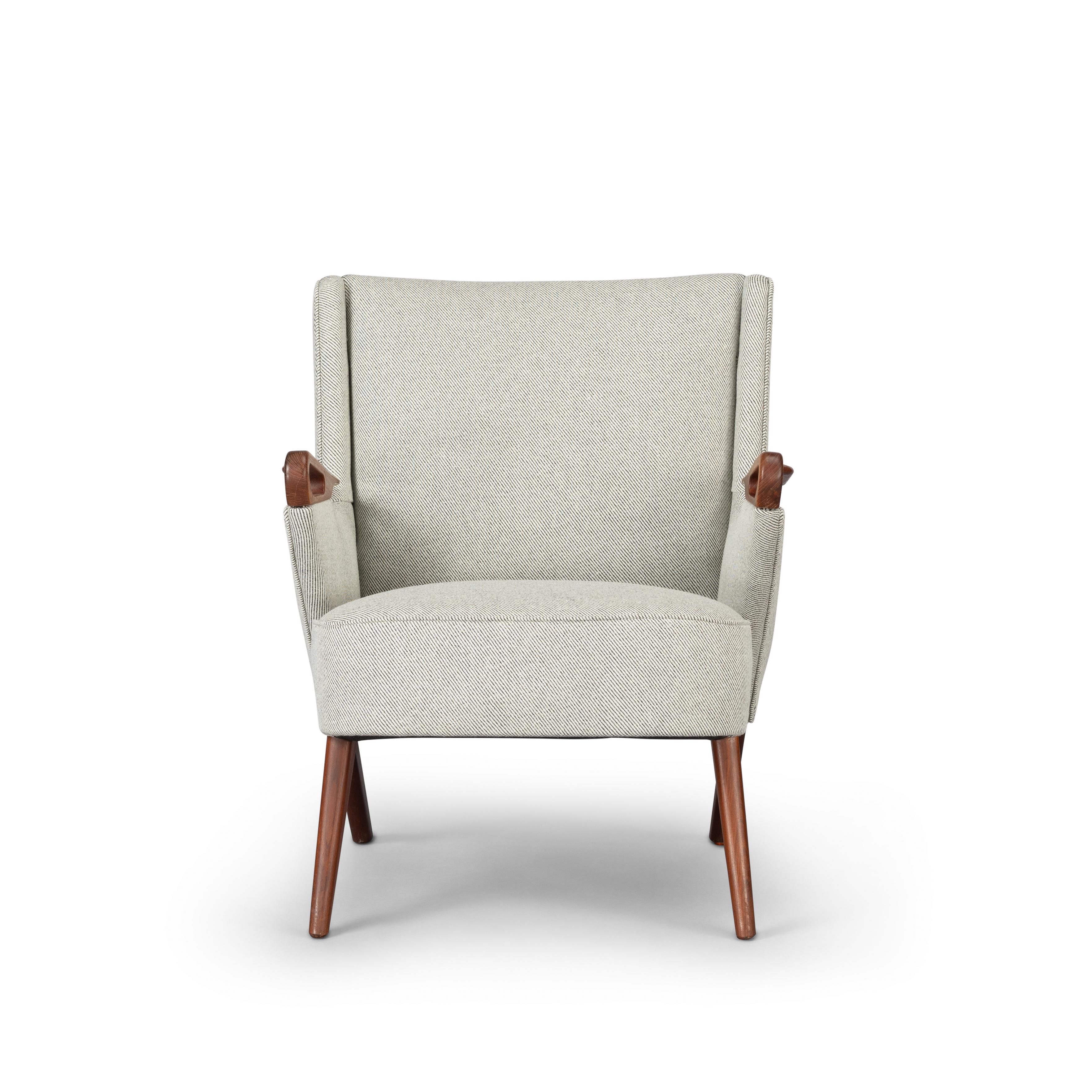 Midcentury designer lounge chair by Chresten Findahl Brodersen. This ecru lounge chair was made under design No. CFB52 in the Findahl Møbelfabrik in the mid 50s (Denmark). This is as pure as midcentury quality in chair form gets, beautiful lines and