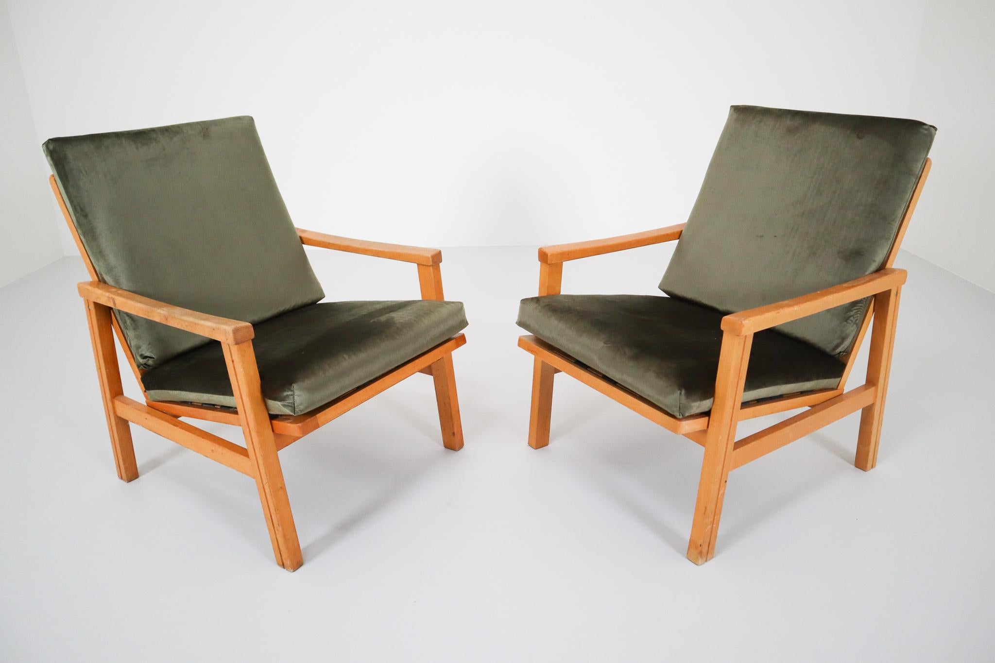 Midcentury Reupholstered Lounge Chairs in Green Velvet, Czech Republic, 1970s In Good Condition In Almelo, NL