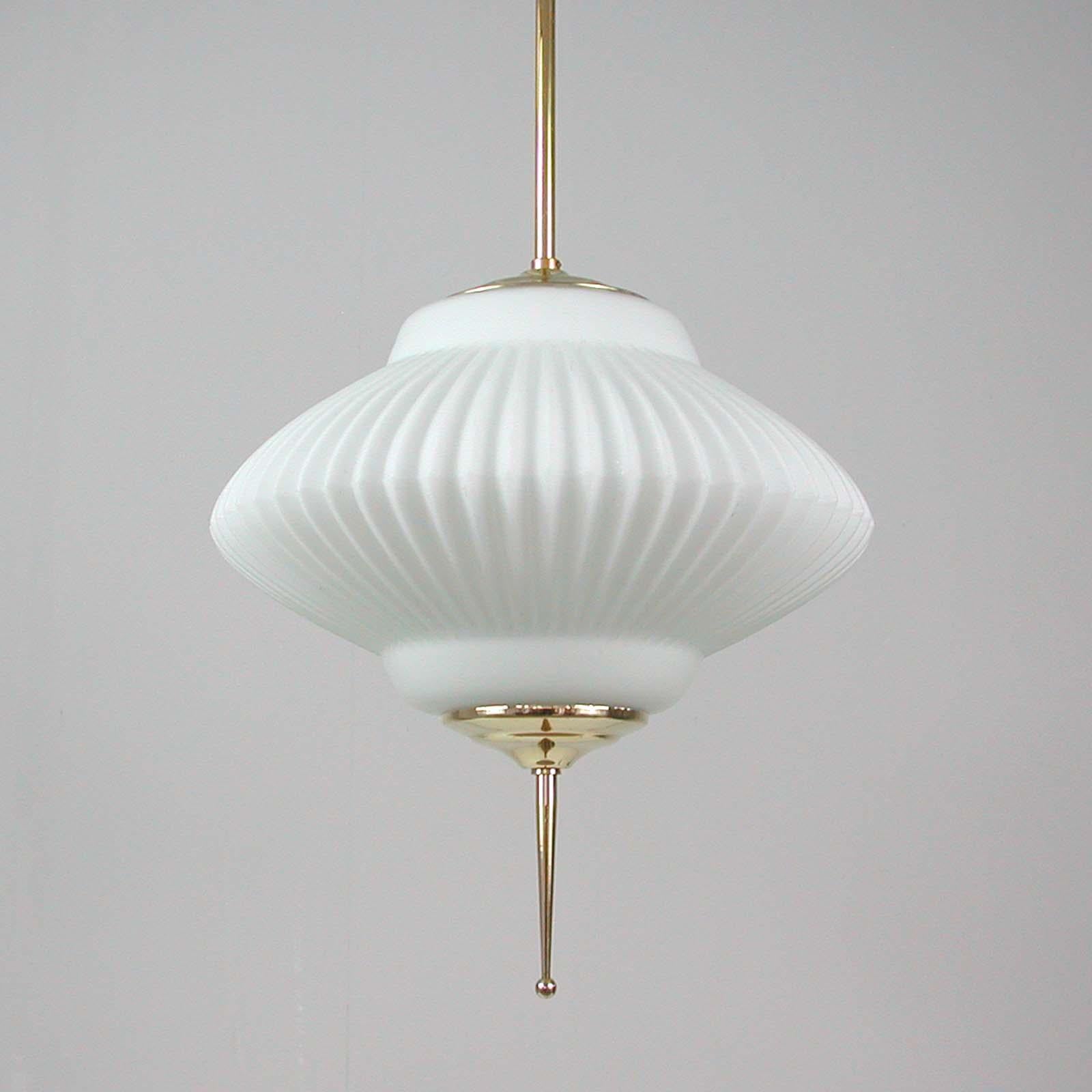 Midcentury Ribbed Milk Glass & Brass Globe Pendant, Stilnovo 'attr.' In Good Condition For Sale In NUEMBRECHT, NRW