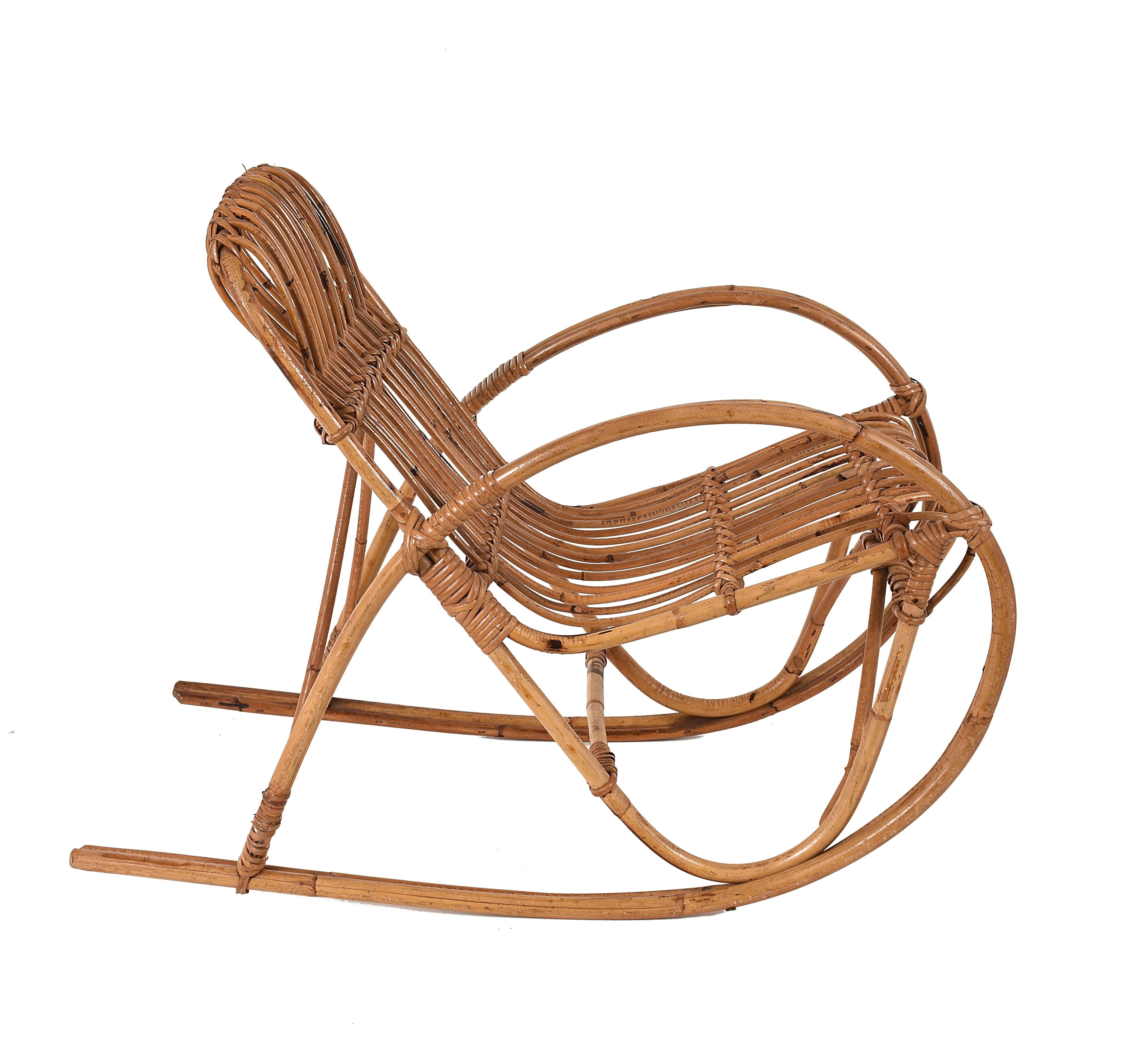 Mid-Century Modern Chaise à bascule italienne en rotin et bambou de la Riviera du milieu du siècle pour enfants, années 1950 en vente