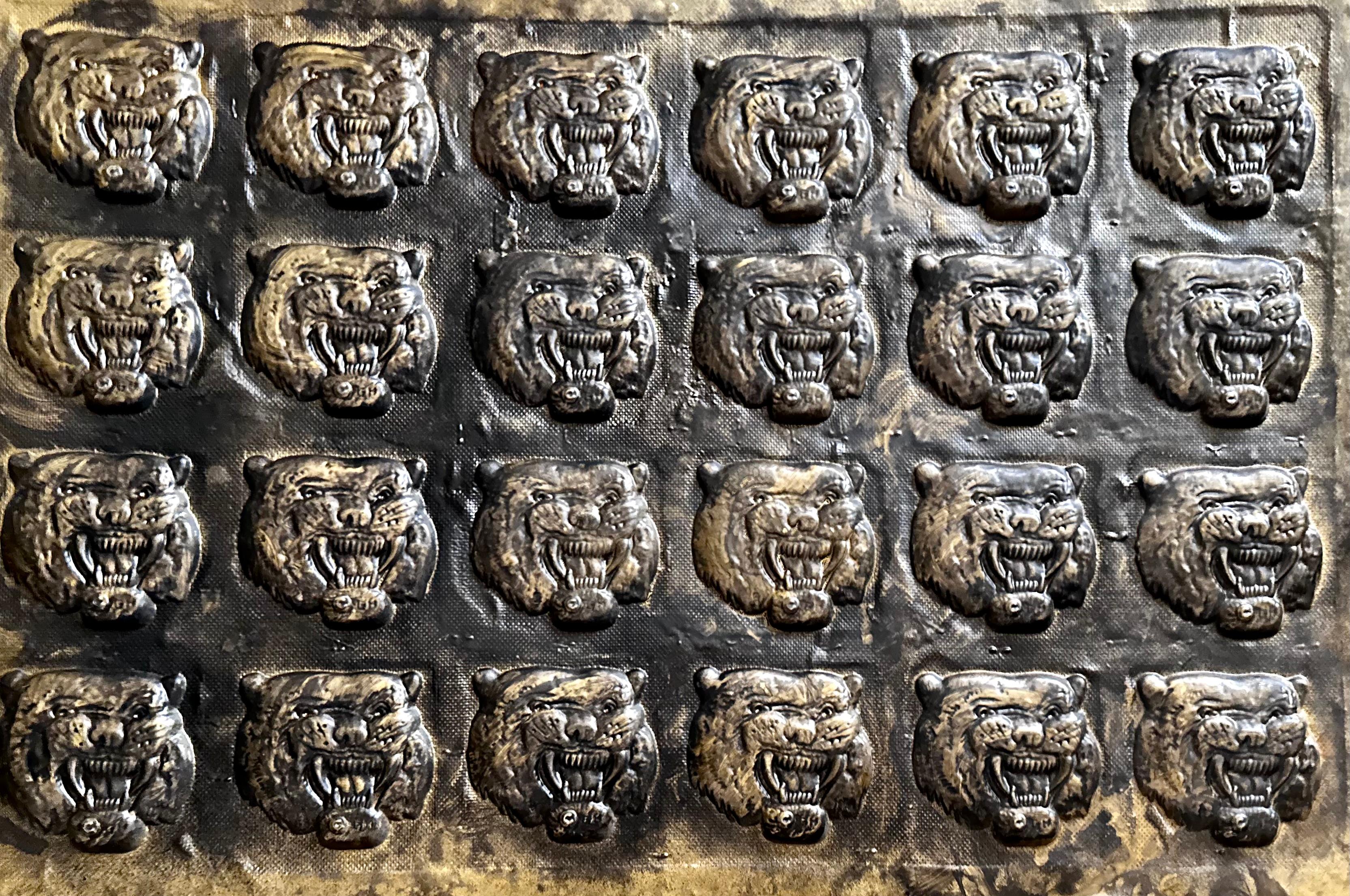 Azulejos decorativos de mediados de siglo realmente únicos, fabricados para asemejarse al estaño de finales del siglo XIX con acabado de bronce para techos o paredes. Tigre rugiente, repetido, alineado, en material compuesto, con acabado de bronce