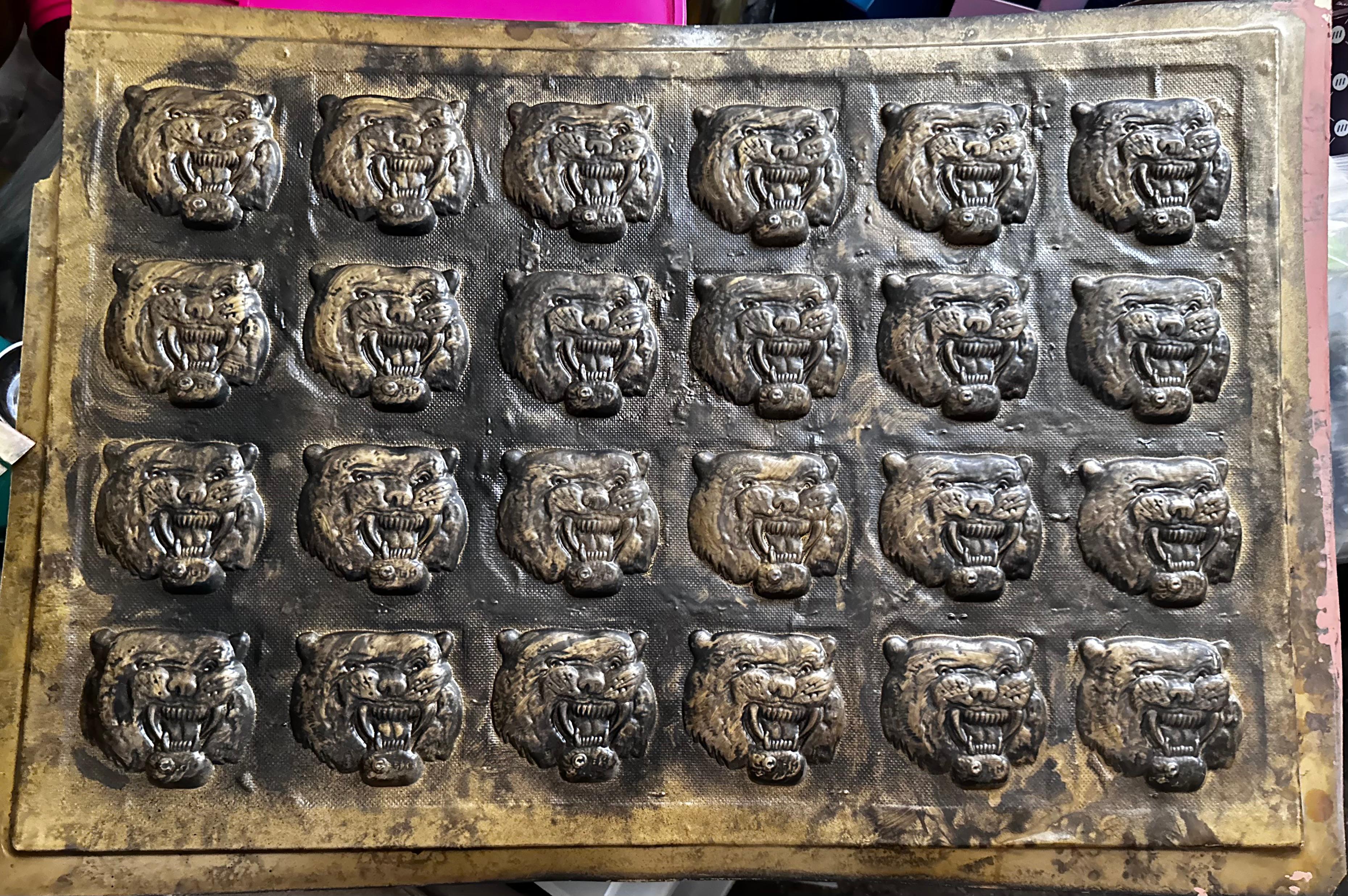 Azulejos de Pared o Techo Tigre Rugiente de Mediados de Siglo Acabado Bronce, Placas Decorativas Moderno de mediados de siglo en venta