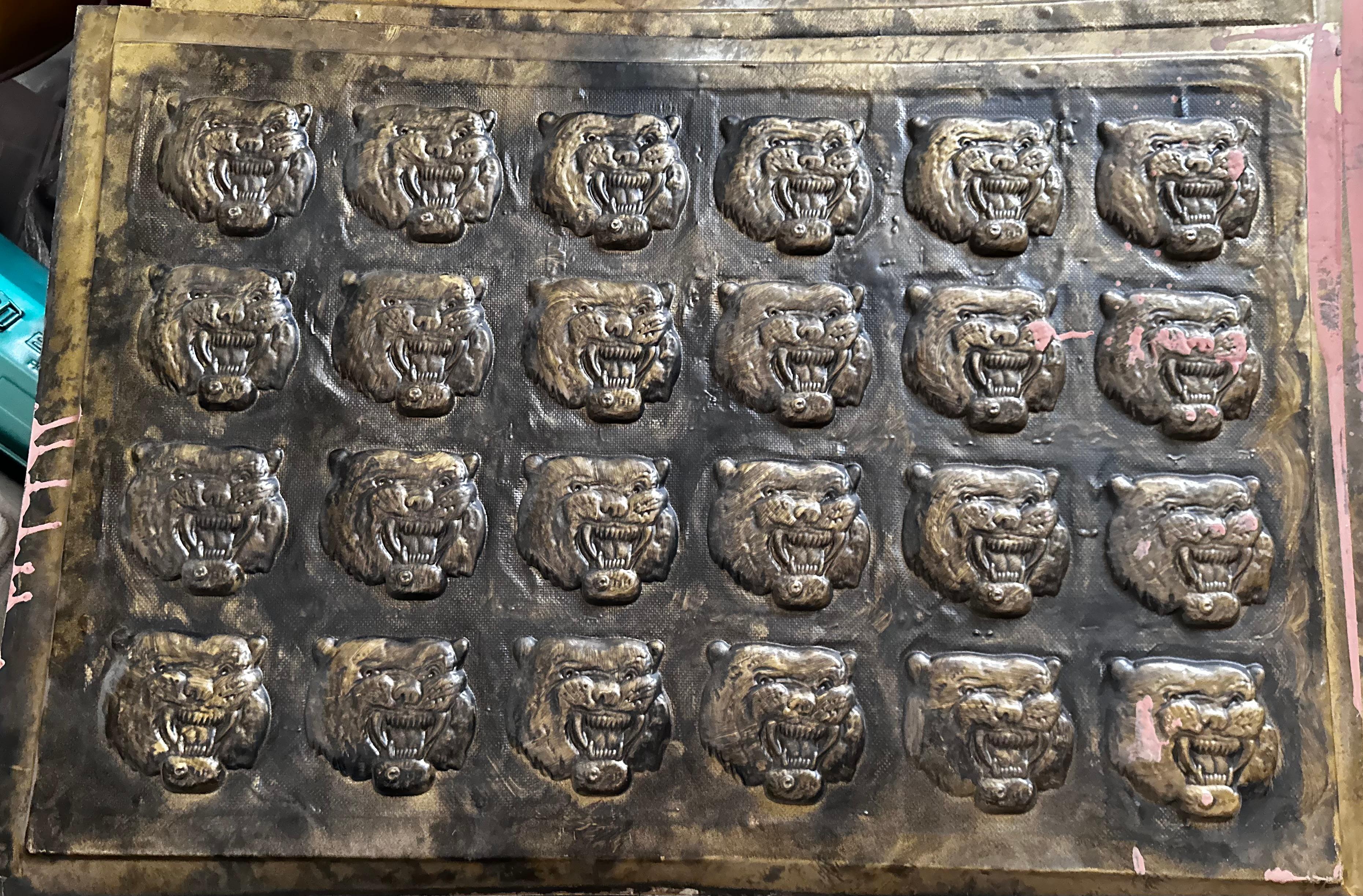 Azulejos de Pared o Techo Tigre Rugiente de Mediados de Siglo Acabado Bronce, Placas Decorativas Estadounidense en venta