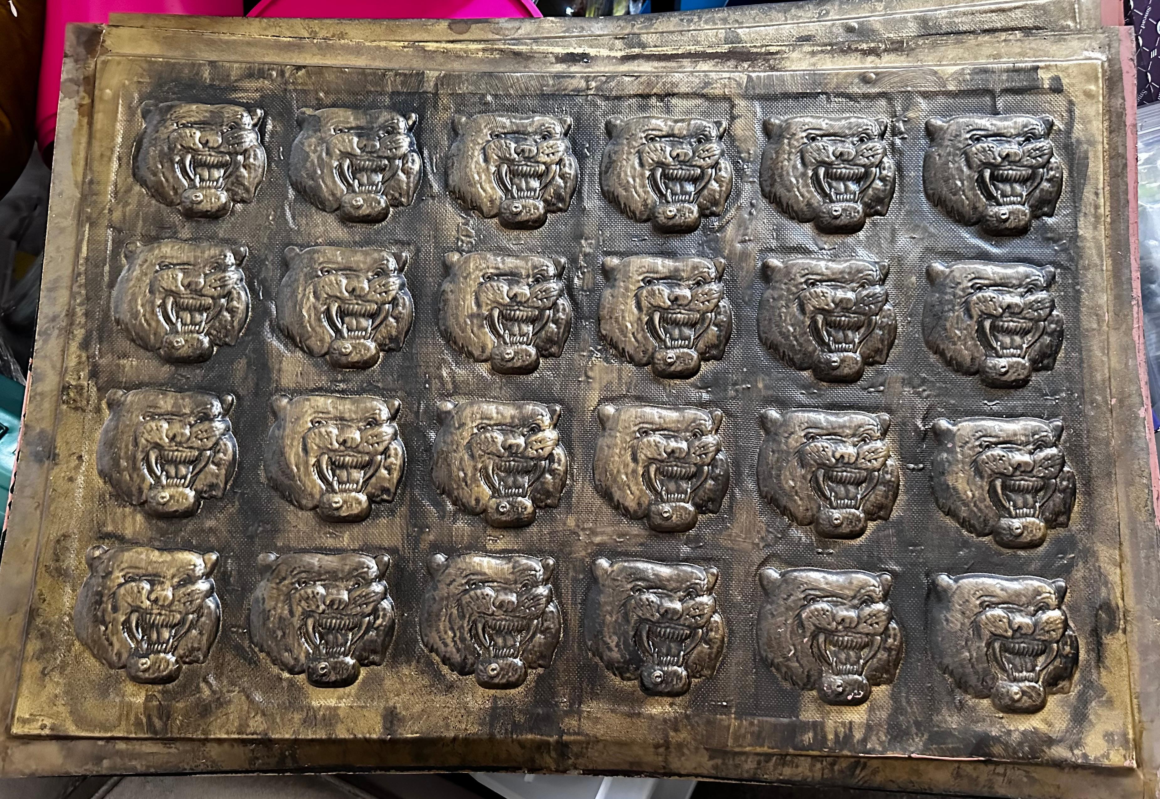 Azulejos de Pared o Techo Tigre Rugiente de Mediados de Siglo Acabado Bronce, Placas Decorativas en Bastante bueno estado para la venta en Brooklyn, NY