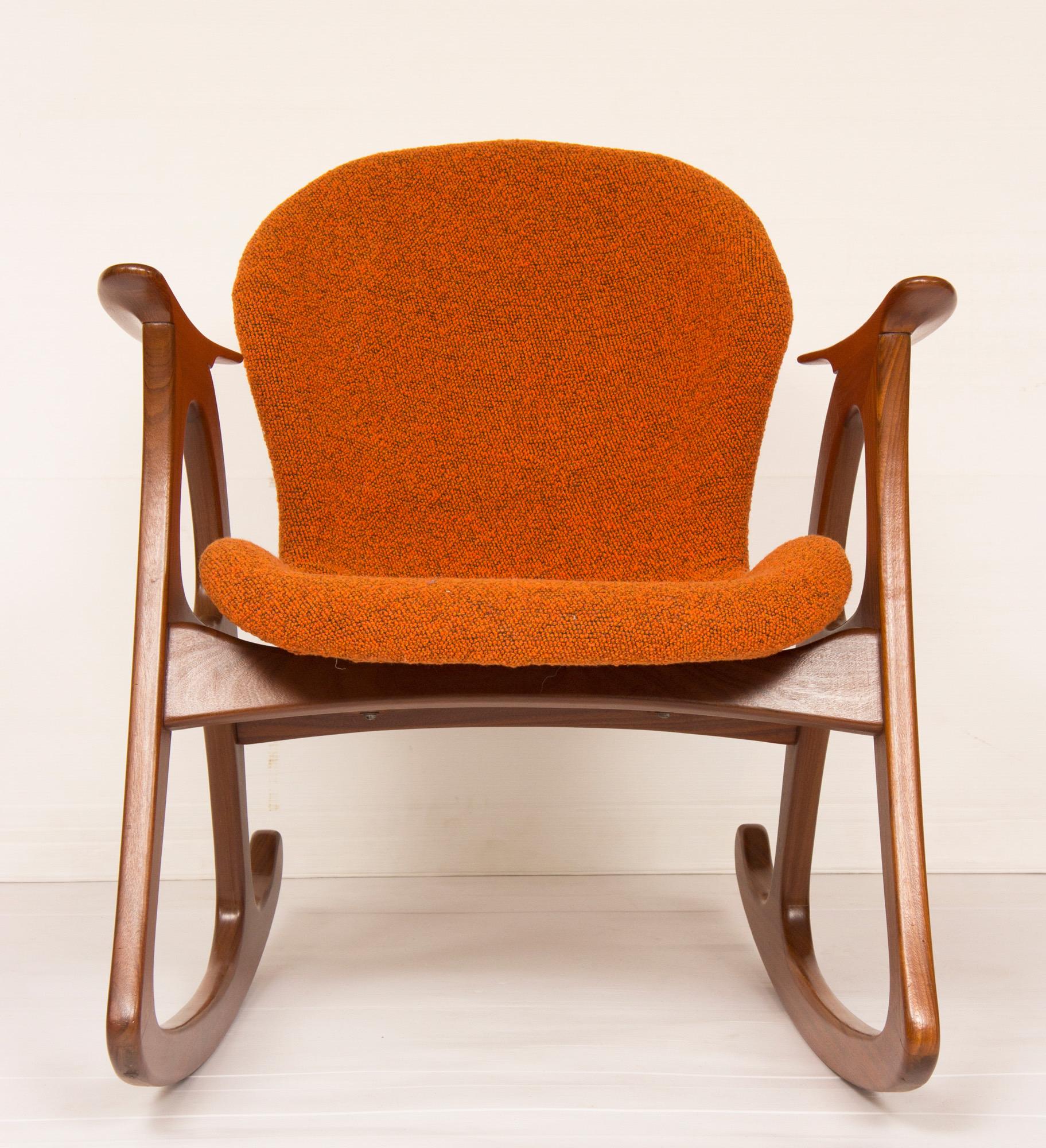 Mid-Century Modern design rocking chair.
Midcentury rocking chair in Afromosa wood, newly upholstered in an orange tweed fabric.
Designed by Aage Christiansen for Erhardsen Andersen.
Measures: H: 71 cm W: 61 cm D: 77 cm
Danish, circa 1961.