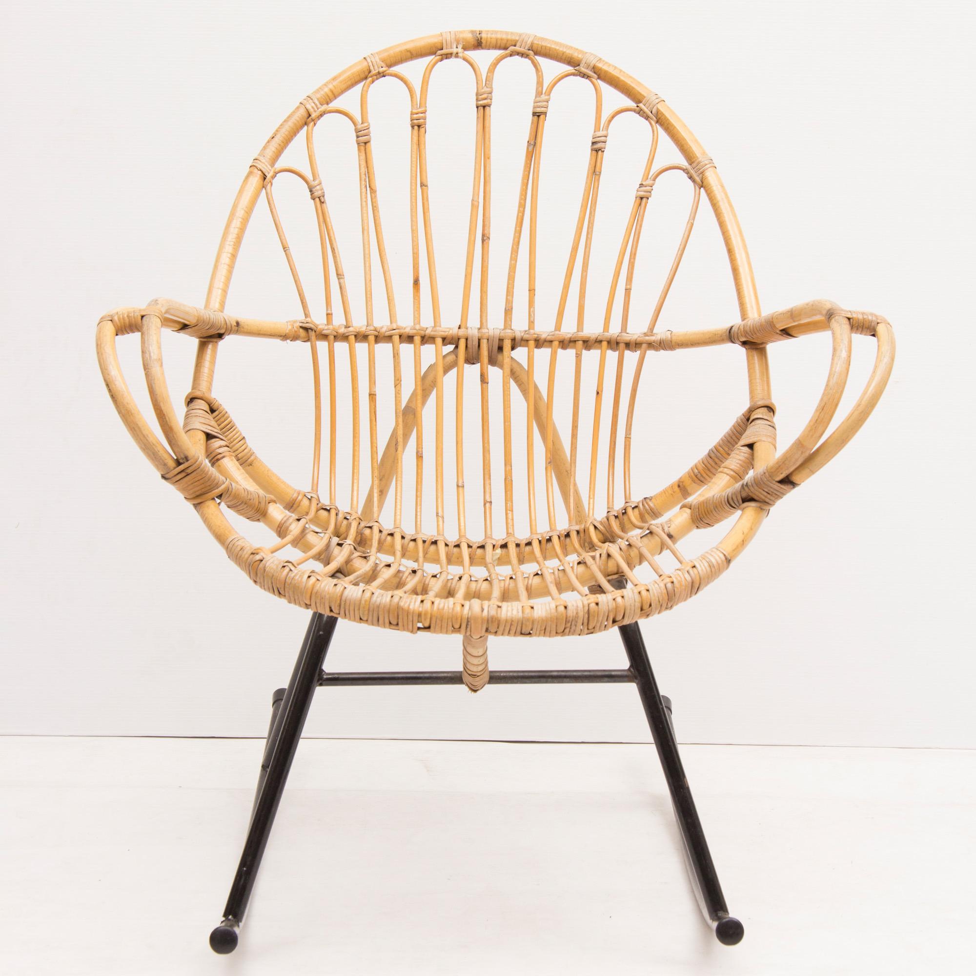 Rare rattan rocking chair with black iron frame.
Midcentury rocking chair designed by Rohé Schommelstoel.
Measures: H 84 cm, W 74 cm, D 76 cm.
Seat height 39 cm.
Netherlands, circa 1960.