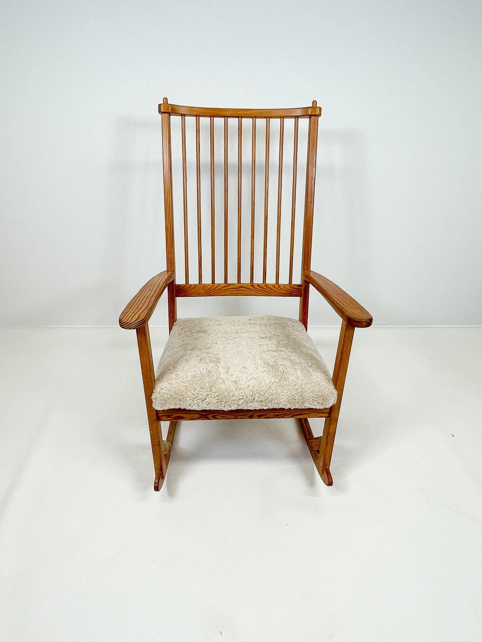 Mid-Century Modern Fauteuil à bascule en pin et peau de mouton Yngve Ekström Suède en vente
