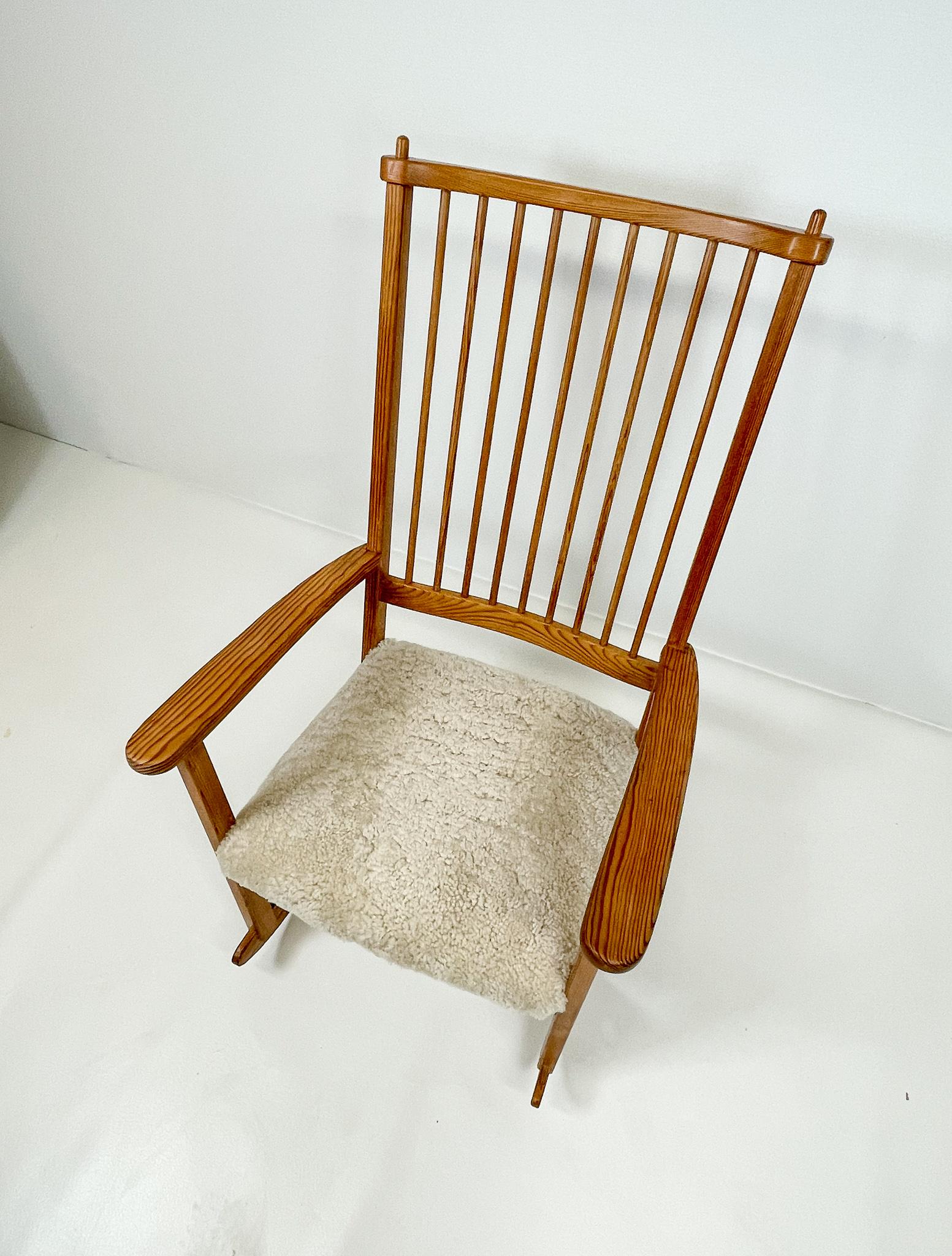 Suédois Fauteuil à bascule en pin et peau de mouton Yngve Ekström Suède en vente