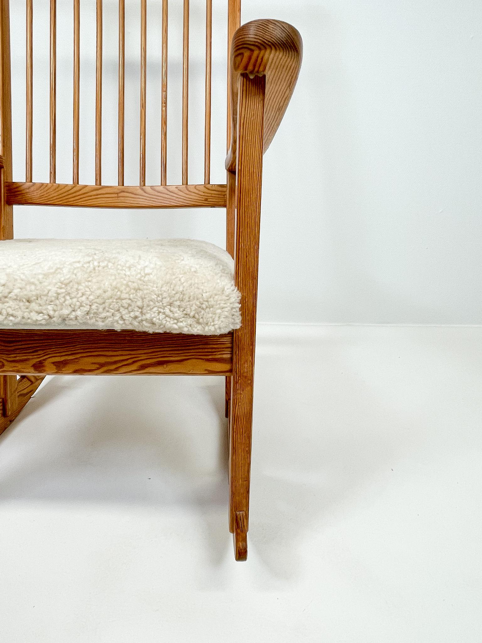 Chaise à bascule du milieu du siècle dernier en pin et peau de mouton Yngve Ekstrm Suède Bon état - En vente à Hillringsberg, SE