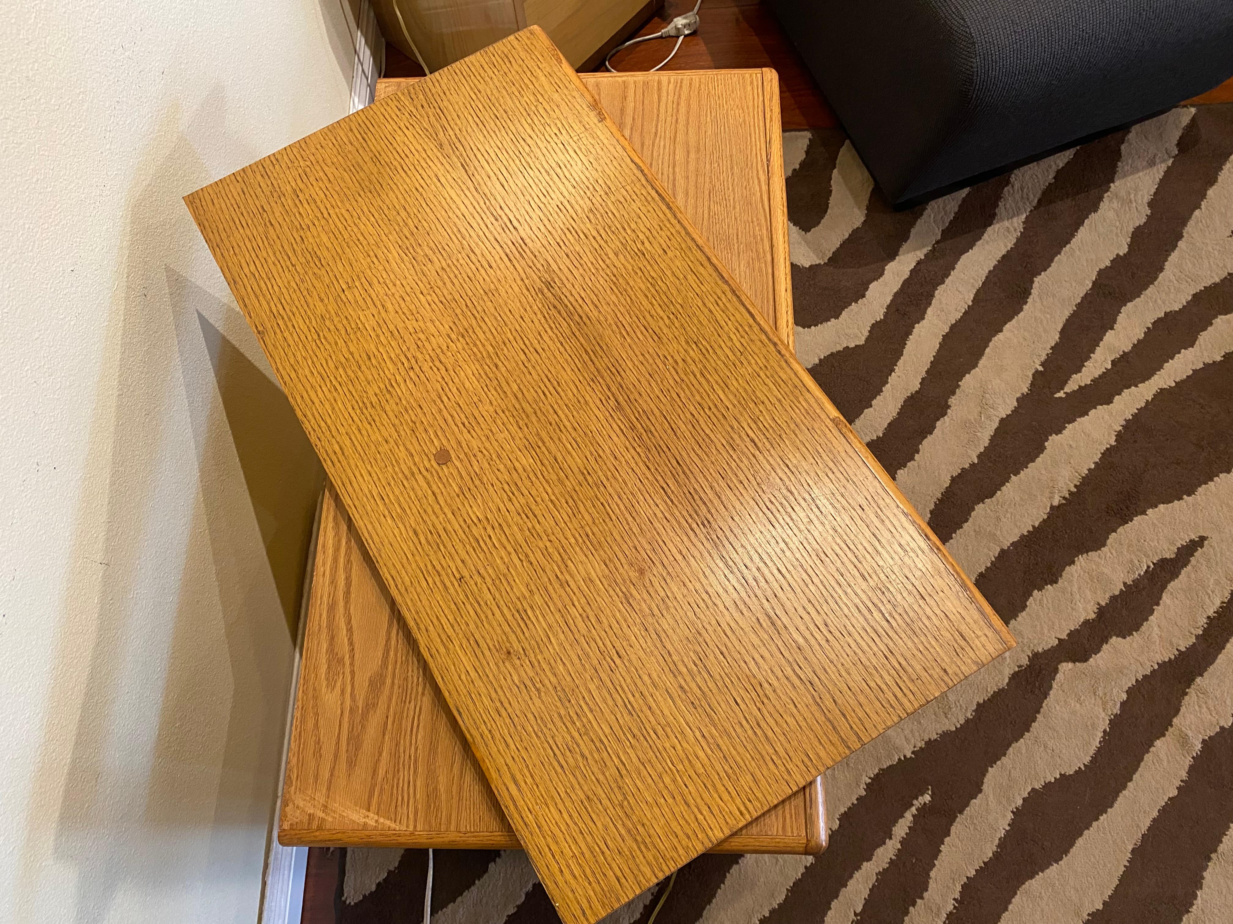 Midcentury Rolling TV Cabinet in Walnut In Good Condition For Sale In Pasadena, CA