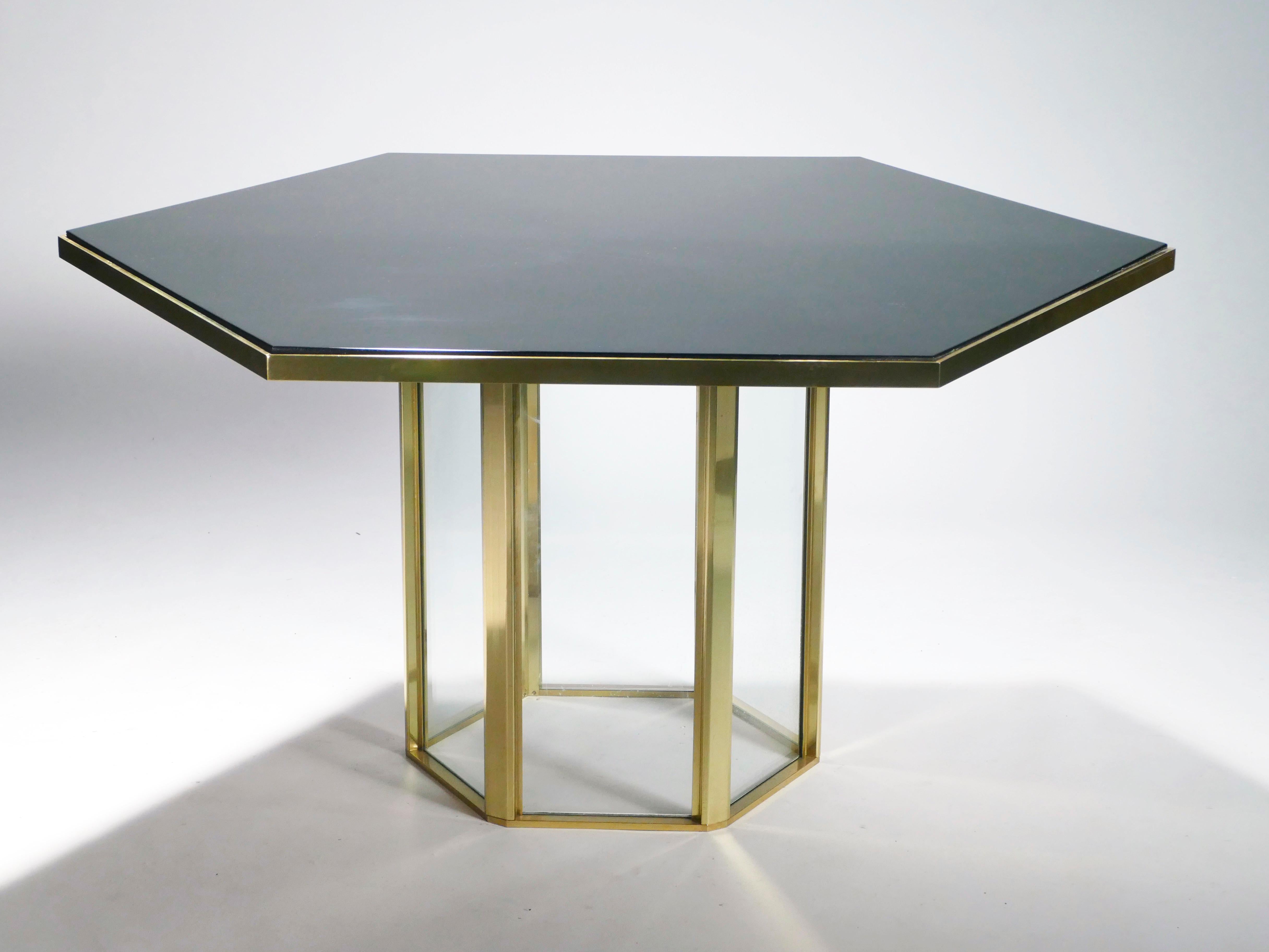 Luxe et inventivité, cette table de salle à manger du milieu du siècle par Romeo Rega pour Metalarte a été maintenue en très bon état vintage. C'est le plateau en laque noire qui rend cette table midcentury aussi glamour qu'elle l'est, avec son