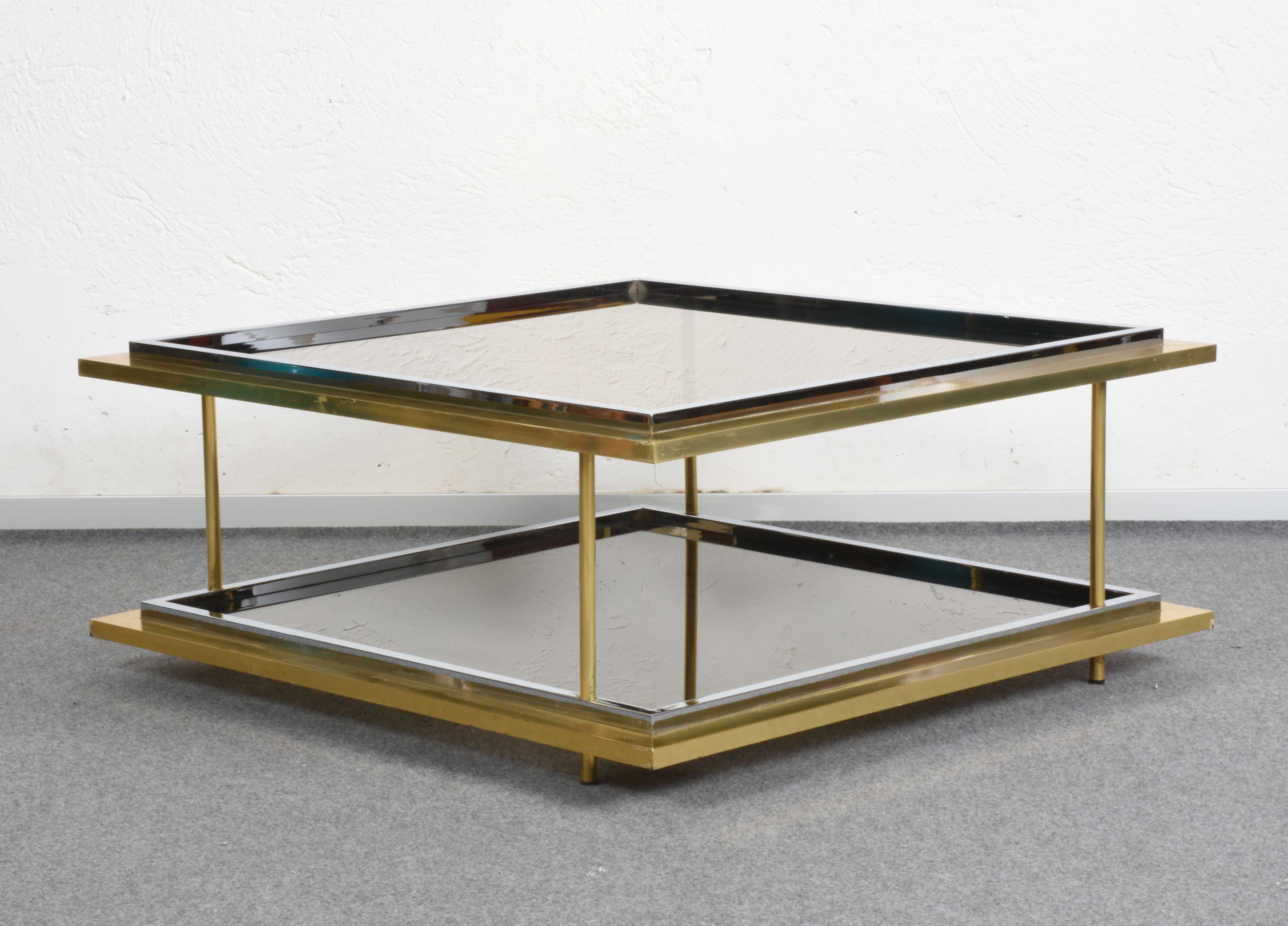 Cette table basse iconique a été conçue par Romeo Rega, l'un des rares artistes des années 1970.

Comme la plupart de la production de Rega, cette pièce moderniste aux lignes épurées se caractérise par une forme géométrique carrée à deux niveaux