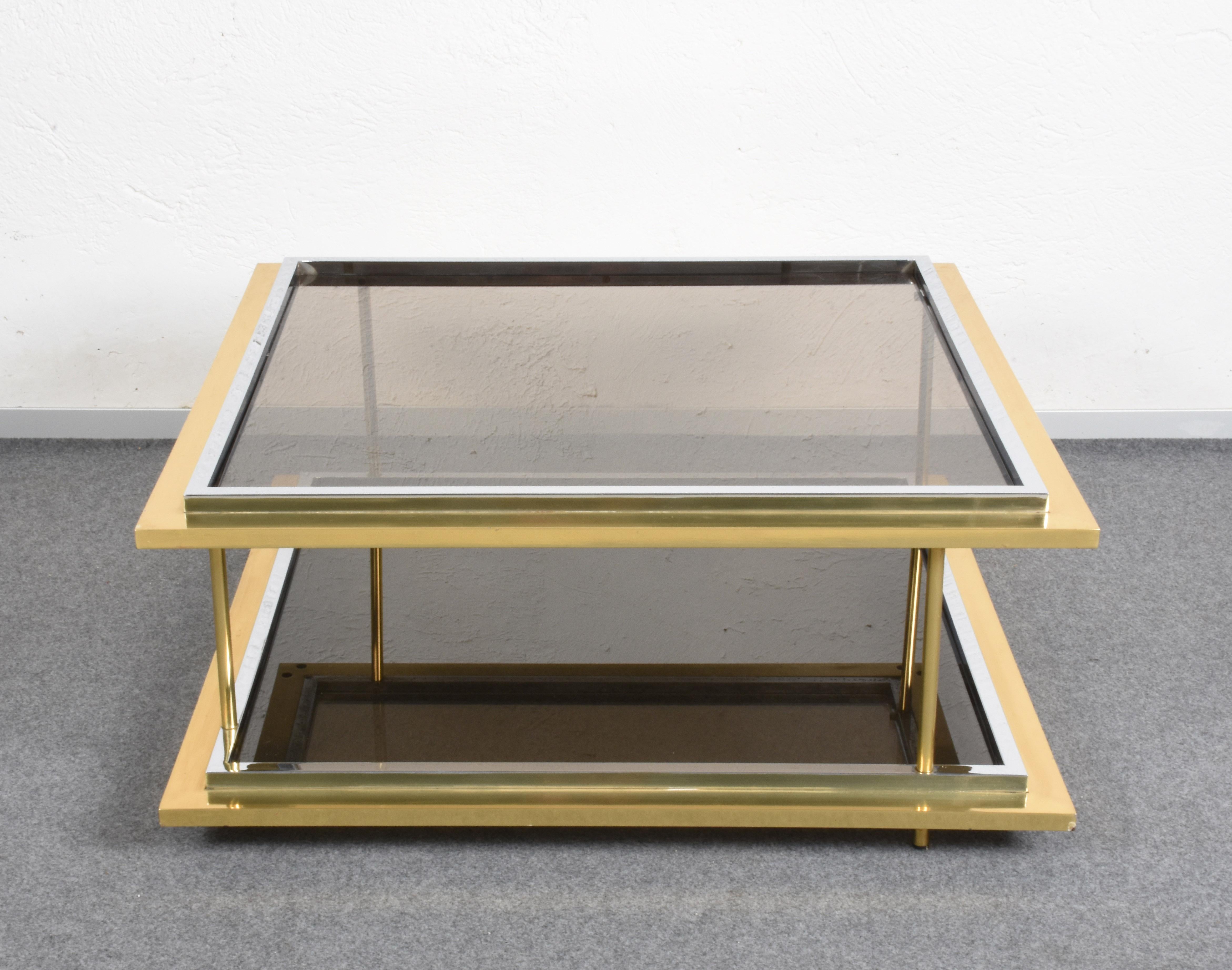 Mid-Century Modern Table basse italienne du milieu du siècle dernier en laiton, chrome et verre d'après Romeo Rega, 1970 en vente
