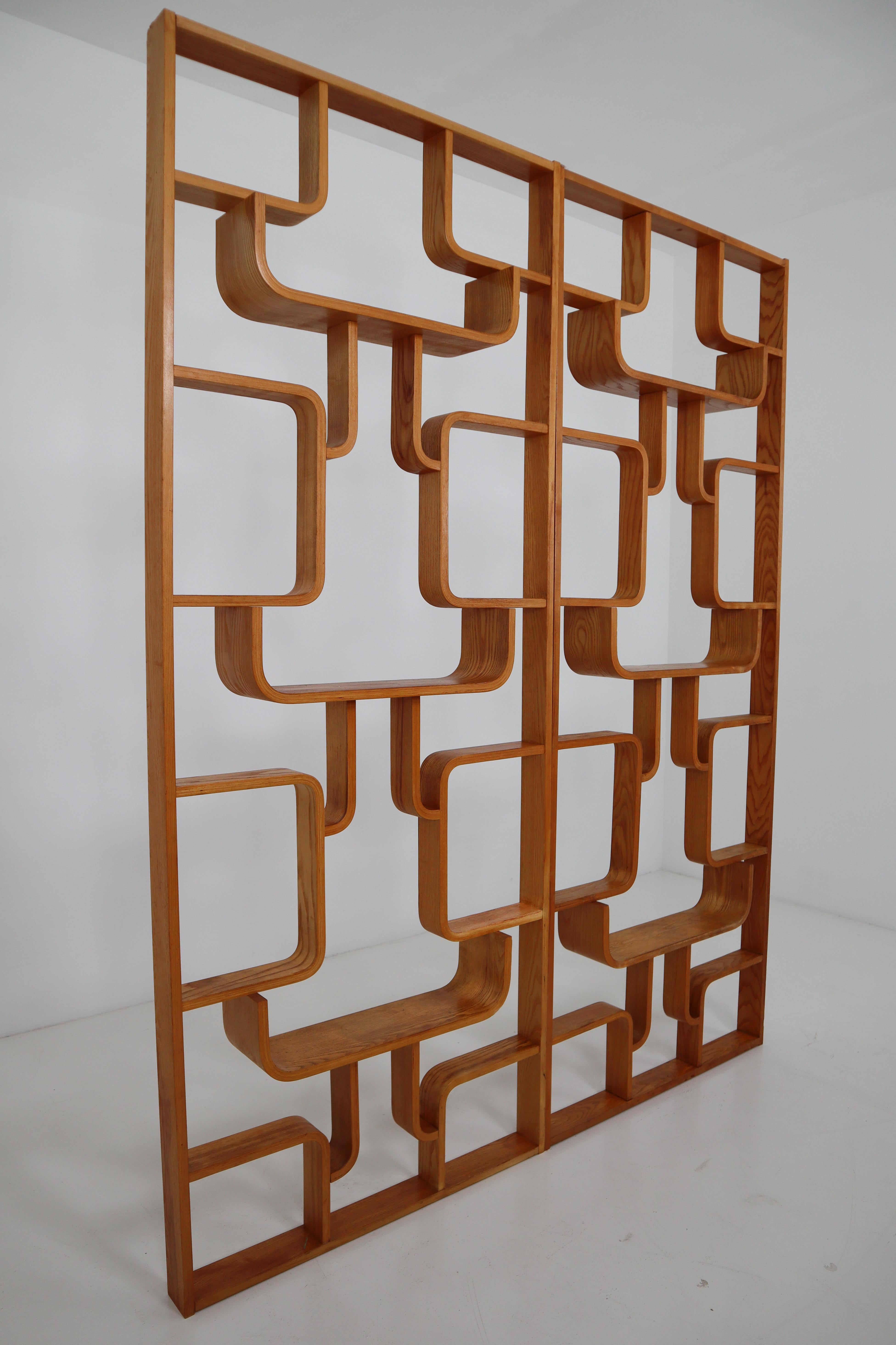 Midcentury flower (dividing) wall made of the bentwood plywood and features geometric patterns, designed by Ludvik Volak in the Czech Republic in the 1950s-1960s and manufactured by Thonet.
Amazing good condition and wonderful warm patina.

Note
