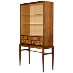 Vitrine en bois de rose et verre du milieu du siècle dernier de Svante Skogh pour Seffle