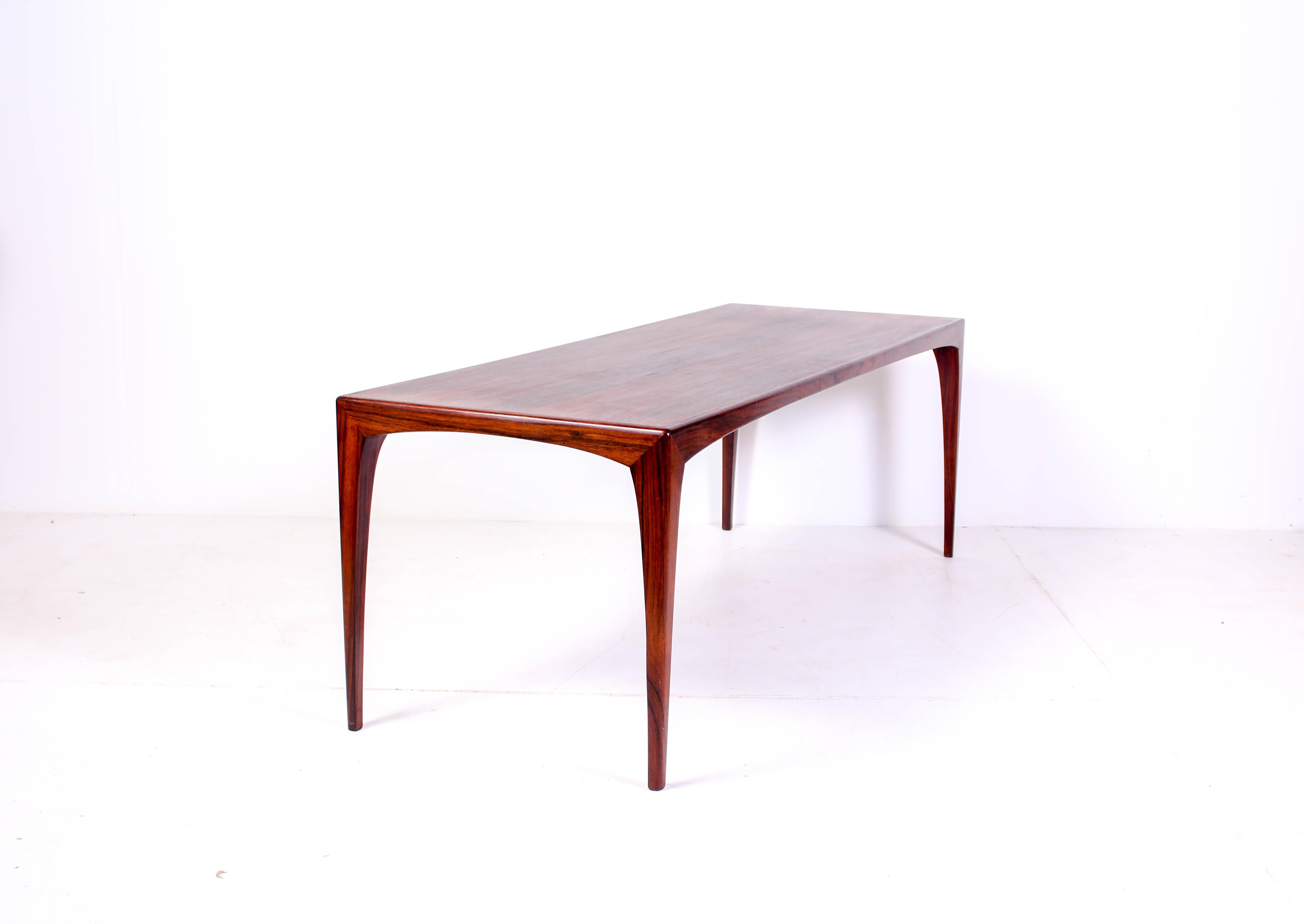 Midcentury rosewood coffee table by Danish designer Erling Torvits. The model is called HM 165 and was produced by Heltborg Møbler. This rare and beautiful coffee table has sculptured legs and dramatic grain on the tabletop.

Very good vintage