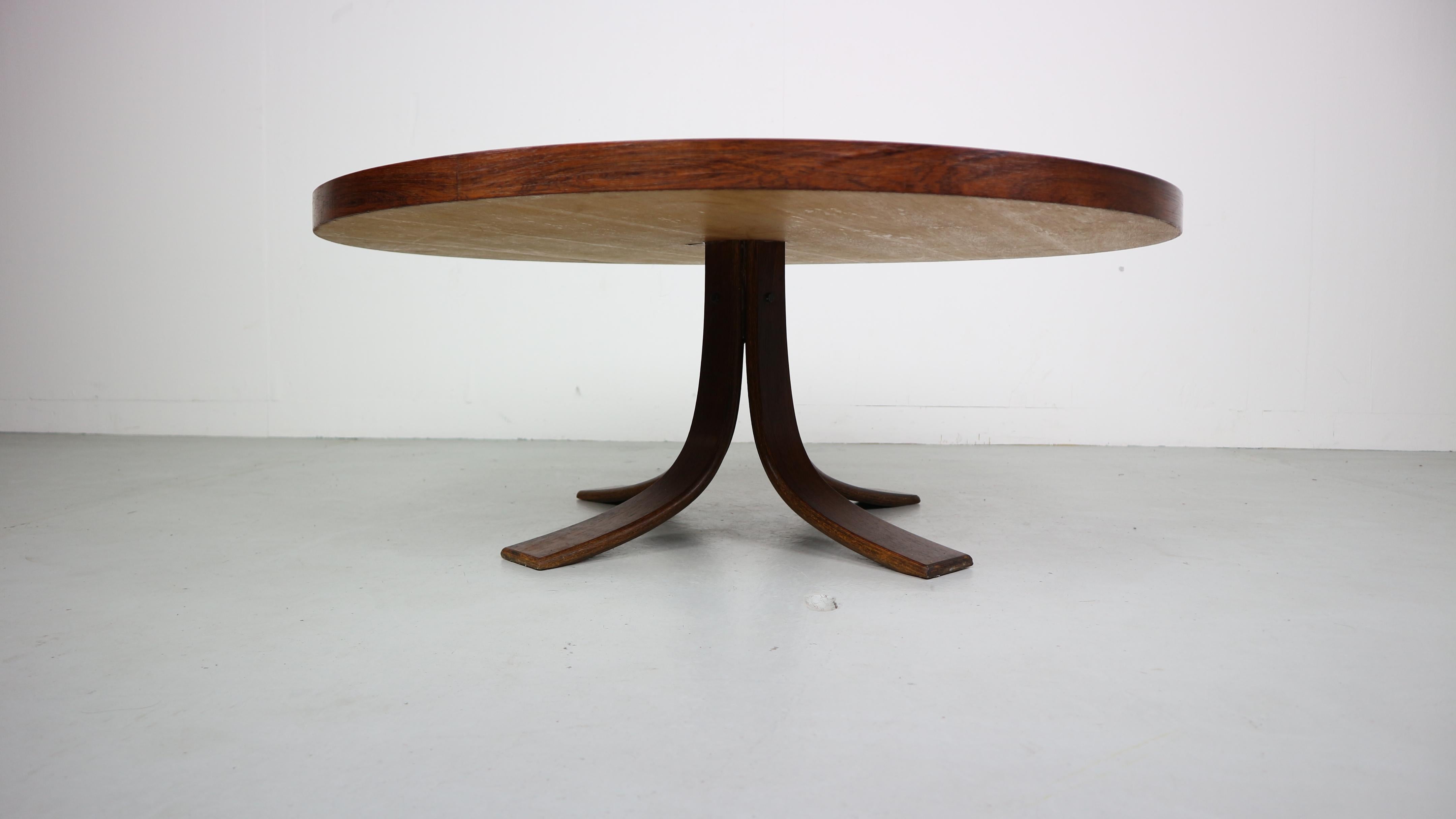 Mid-Century Modern coffee table from the 1970s in rosewood, beautiful drawing in the fine and solid feet.