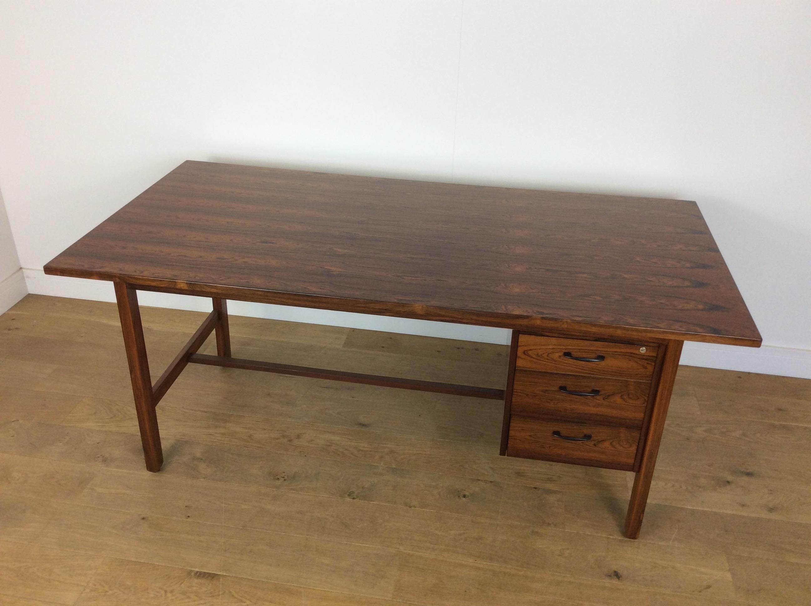 Midcentury desk.
Midcentury desk in beautiful rosewood,
open plan with a bank of three drawers to the right.
SB Feldballes Møbelfabrik.
Measures: 74 cm H, 180 cm W, 90 cm D
Danish, circa 1960.