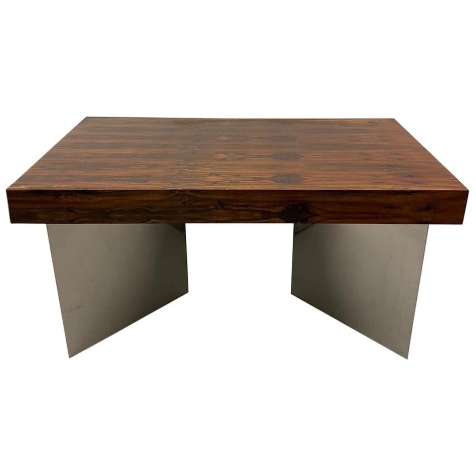 Schöner Schreibtisch aus der Mitte des Jahrhunderts mit Palisanderholzplatte. Das Holz ist in ausgezeichnetem Zustand. Die Sockel sind aus Stahl gefertigt und verleihen ihnen einen sehr modernen Look.
 