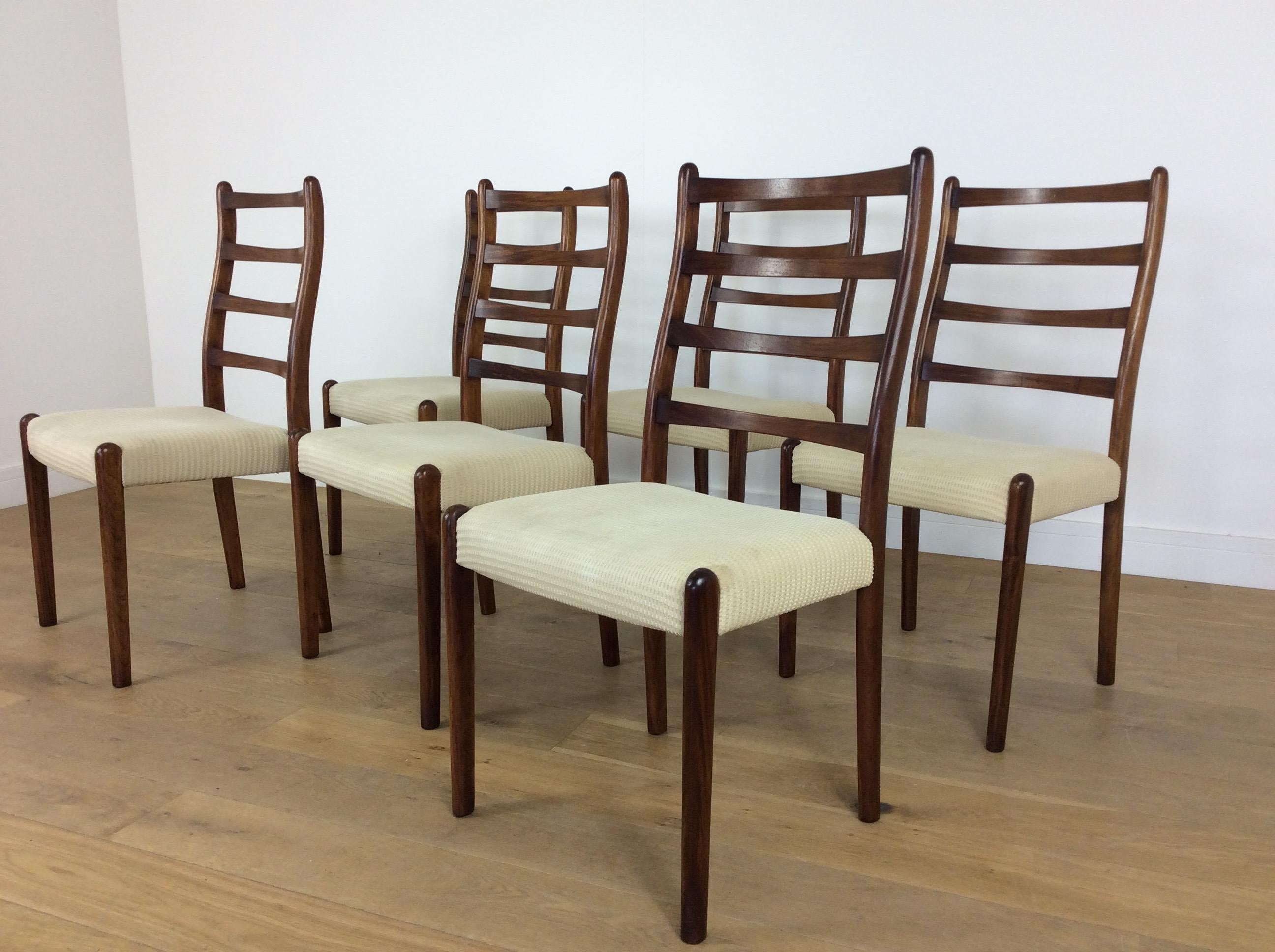 Midcentury dining chairs, set of six.
Midcentury rosewood ladder back dining chairs, upholstered in a cream fabric.
These are a very fine set of six midcentury high back chairs.
Measures: 96 cm H, 49 cm W, 45 cm D, seat height 46 cm, seat depth