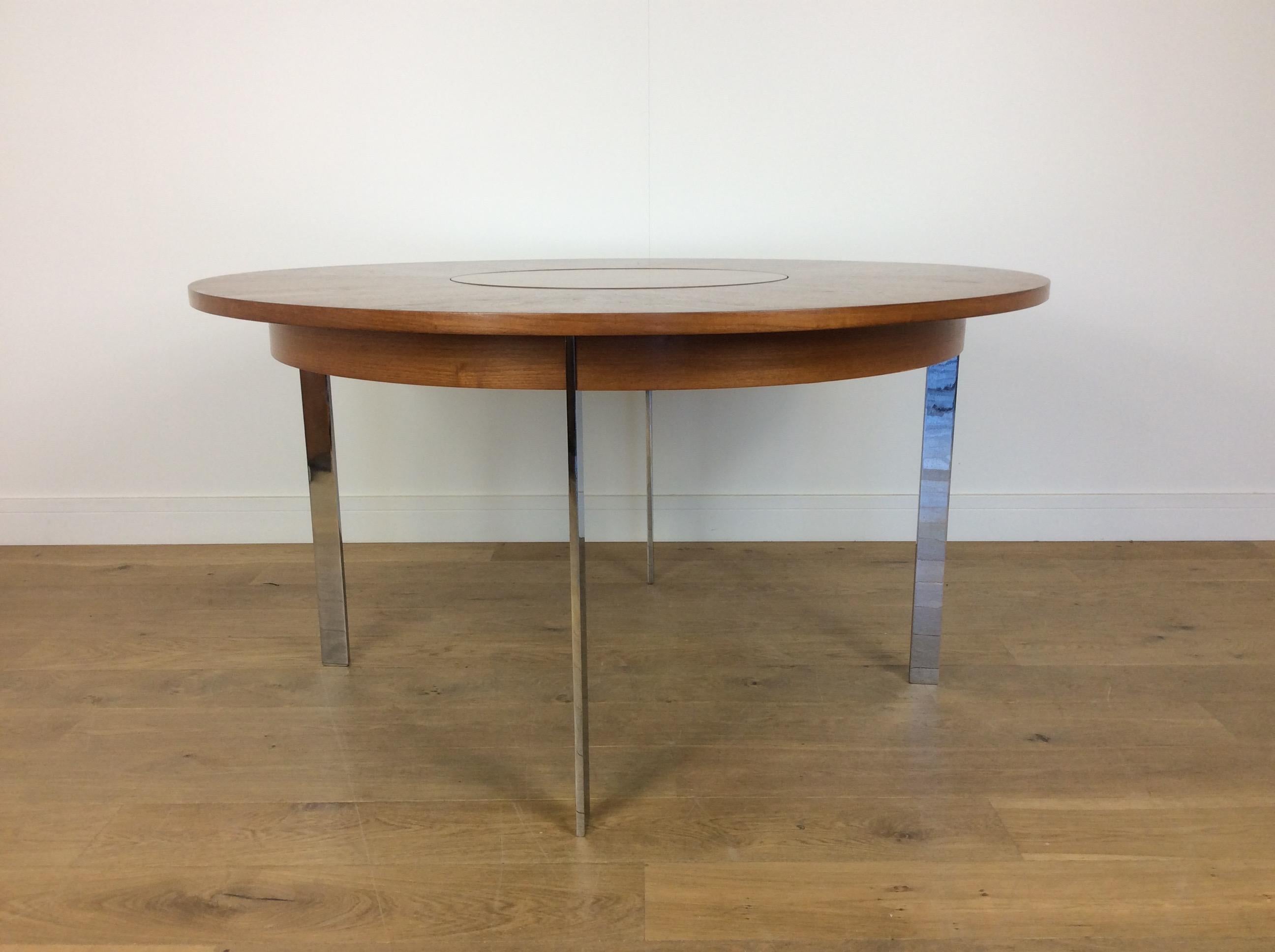 Midcentury rosewood table.
Midcentury dining table in a beautiful rosewood with flat chrome supports, incorporating a central turntable, know as a lazy Susan.
Measures: 73 cm height 137 cm diameter, the lazy Susan is 56 cm diameter
Designed by