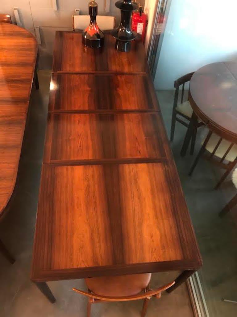 Gorgeous and rare Brazilian rosewood (Rio palisander) table.
The table is extendable and has a beautiful wood grain pattern.