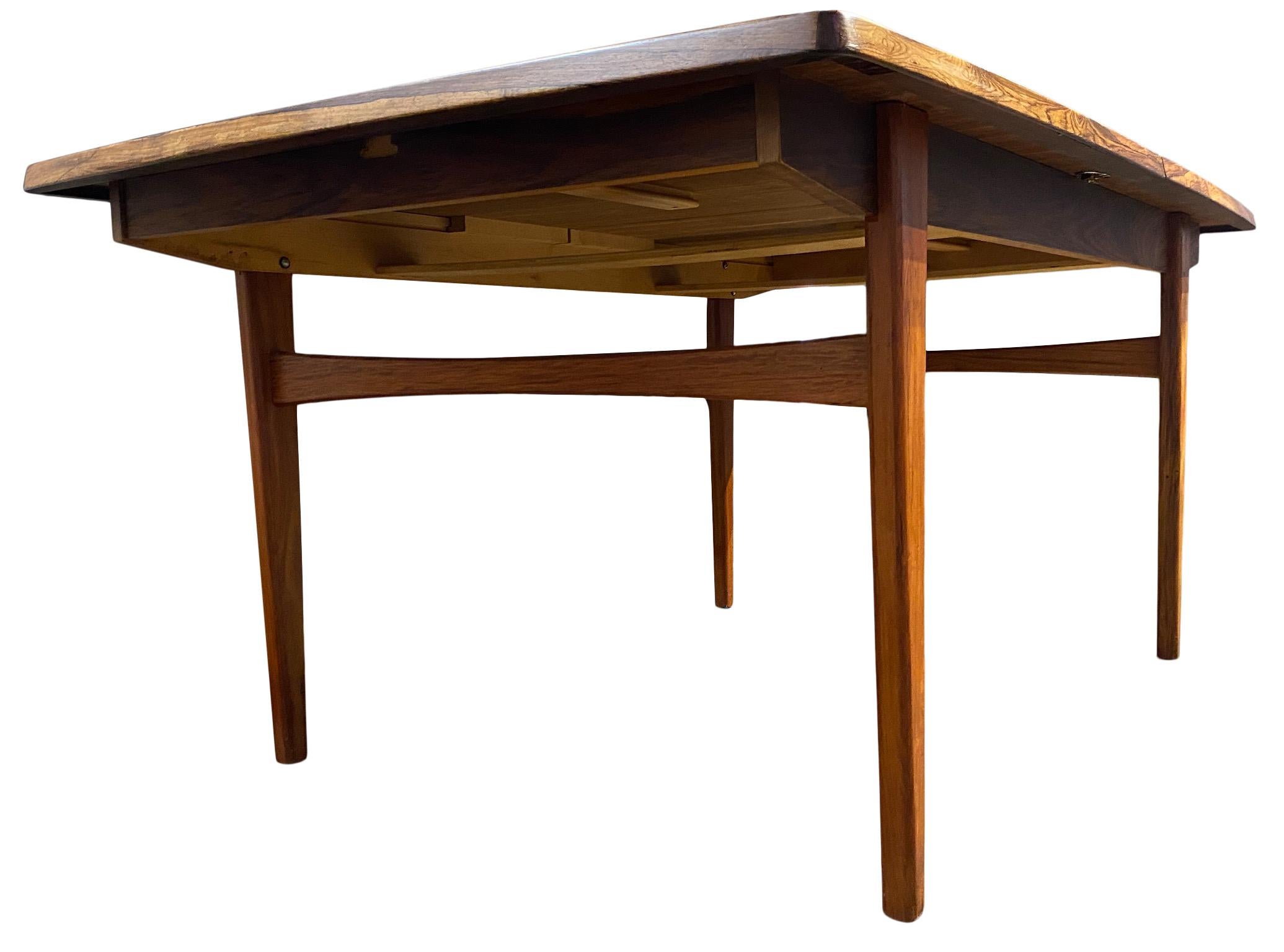 Midcentury Rosewood Expandable Dining Table with 2 Nesting Leaves In Good Condition In BROOKLYN, NY