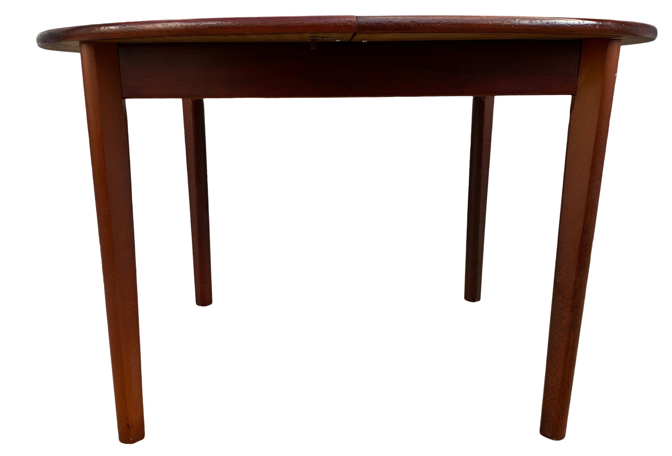 Midcentury Rosewood Expandable Round Dining Table with 1 Nesting Leaf 3
