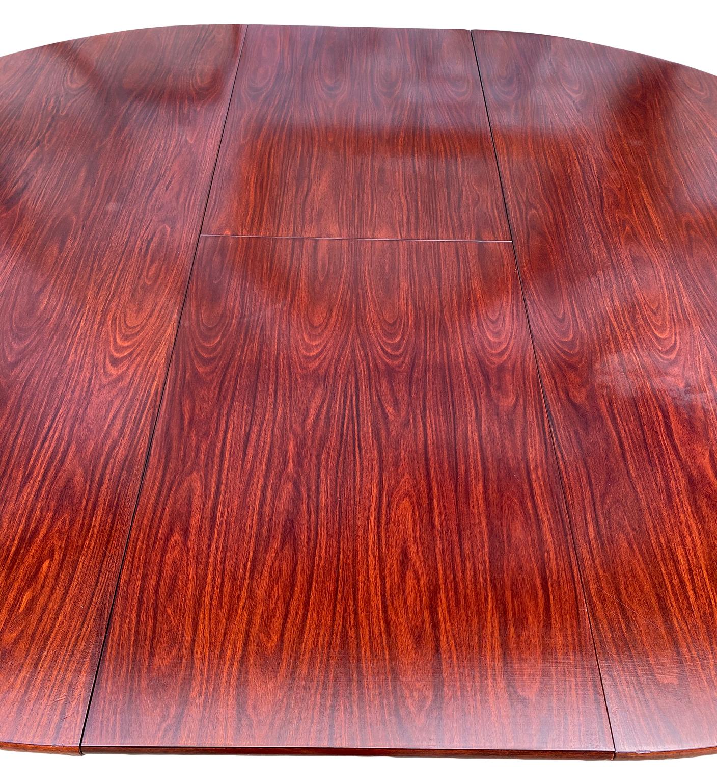 Midcentury Rosewood Expandable Round Dining Table with 1 Nesting Leaf In Good Condition In BROOKLYN, NY